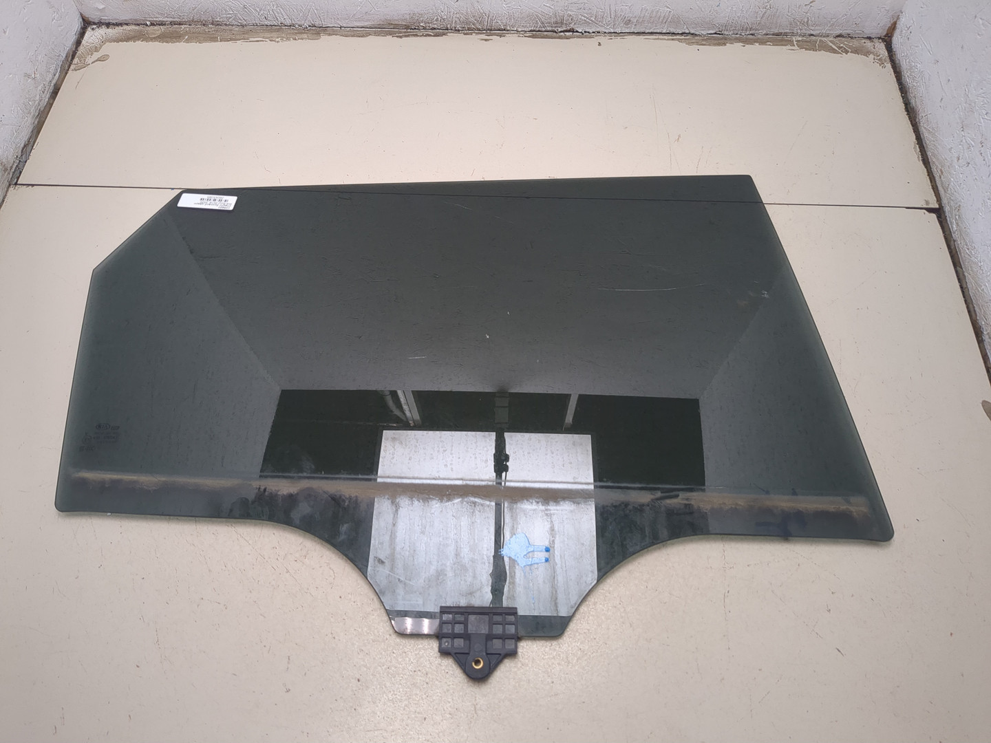 Стекло двери задней правой