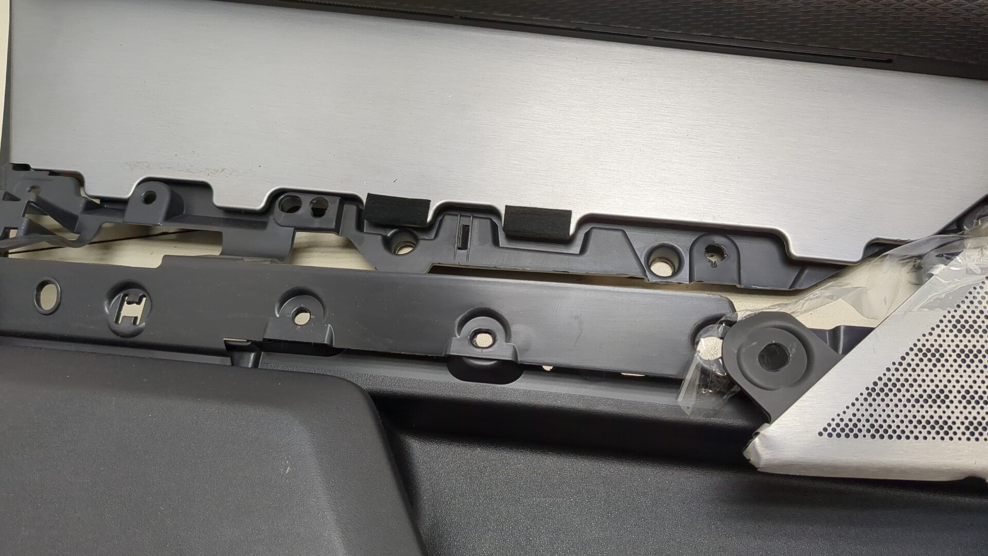 Обшивка двери передней левой