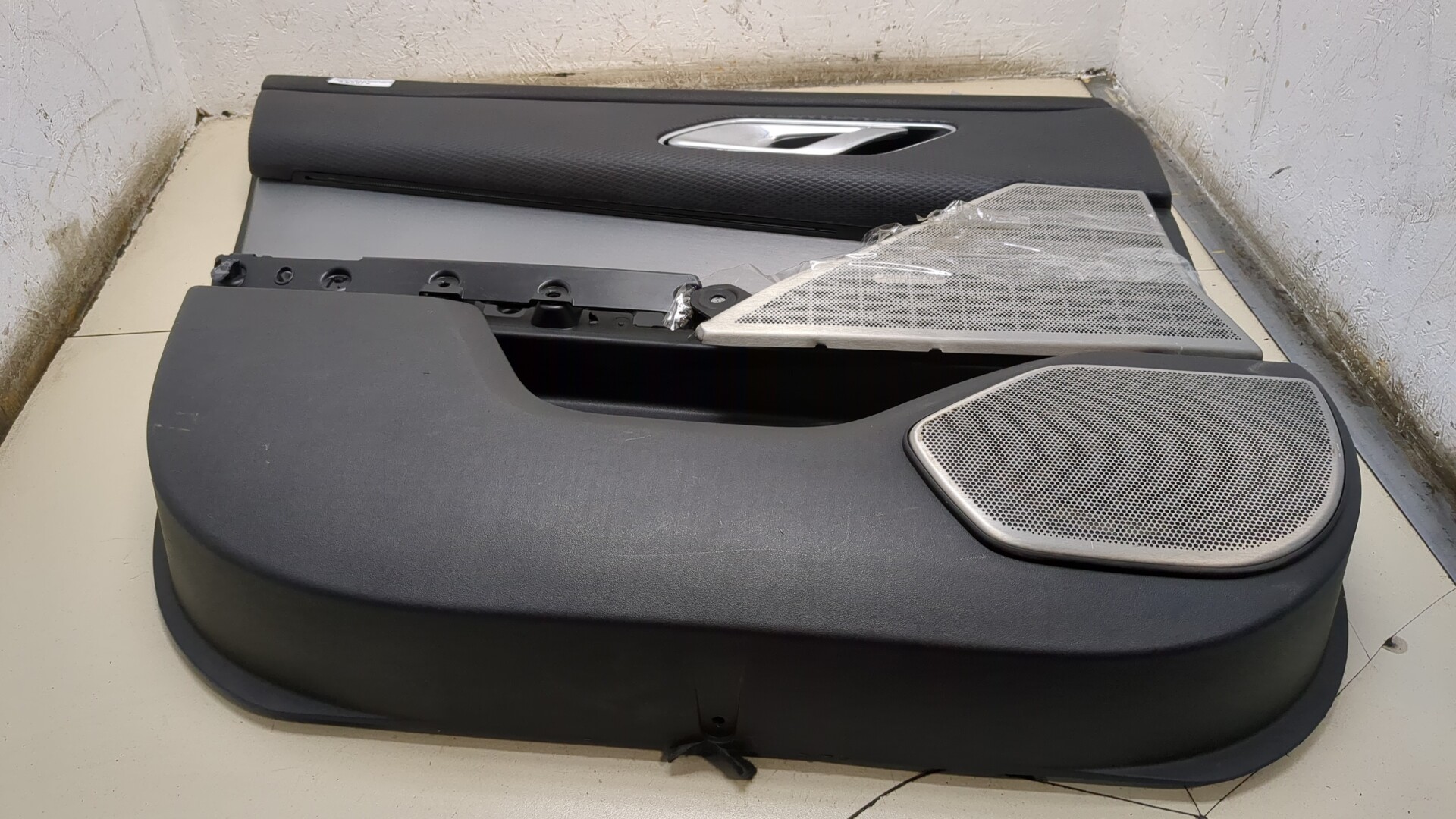 Обшивка двери передней левой