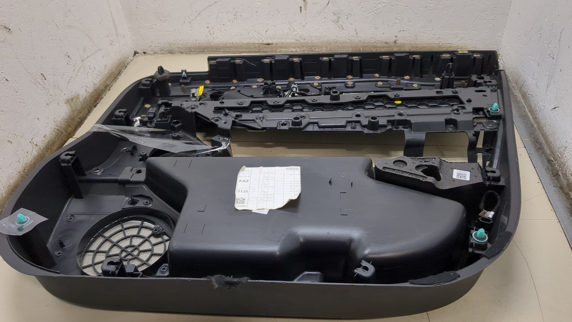 Обшивка двери передней левой