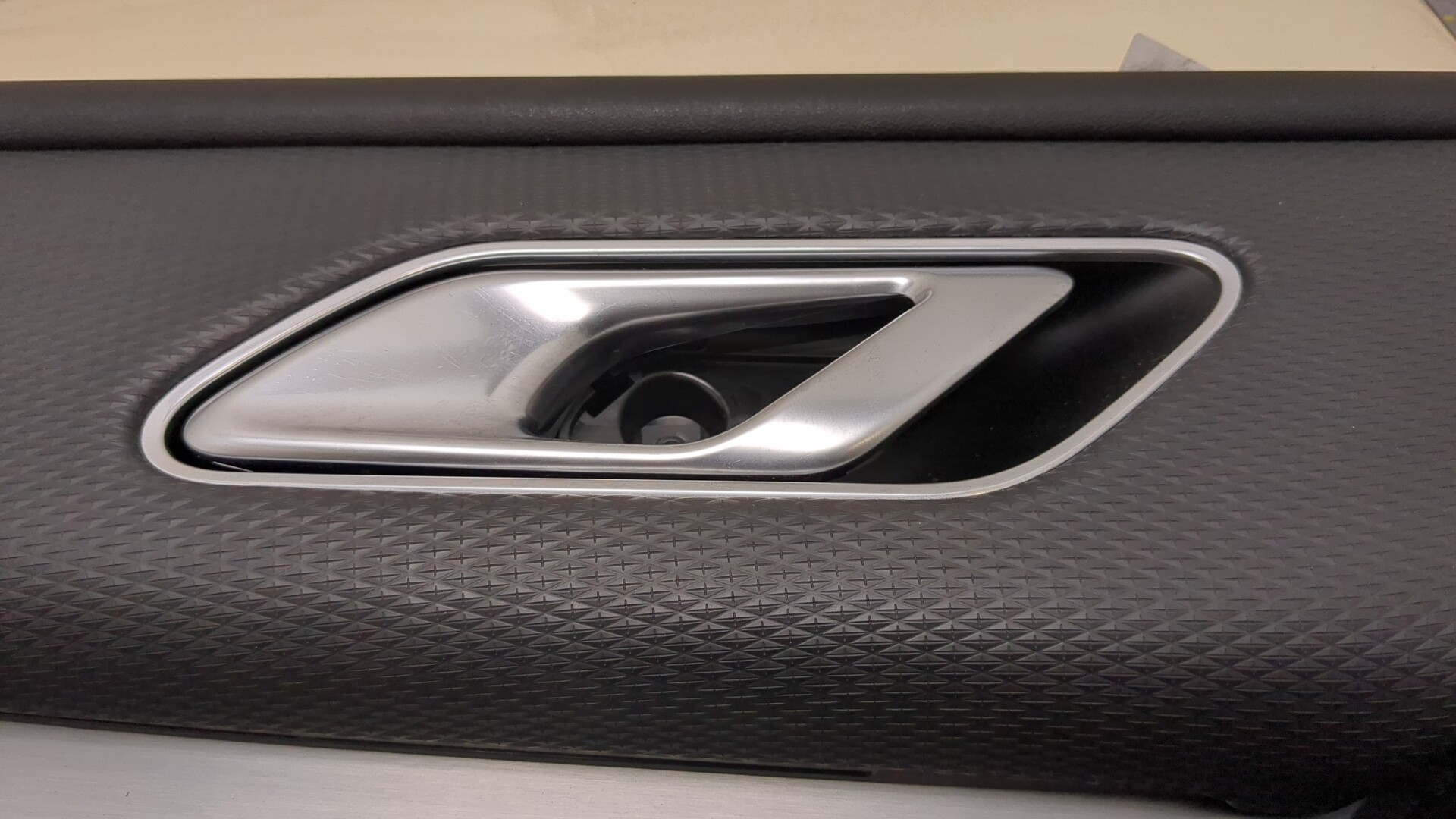 Обшивка двери передней левой