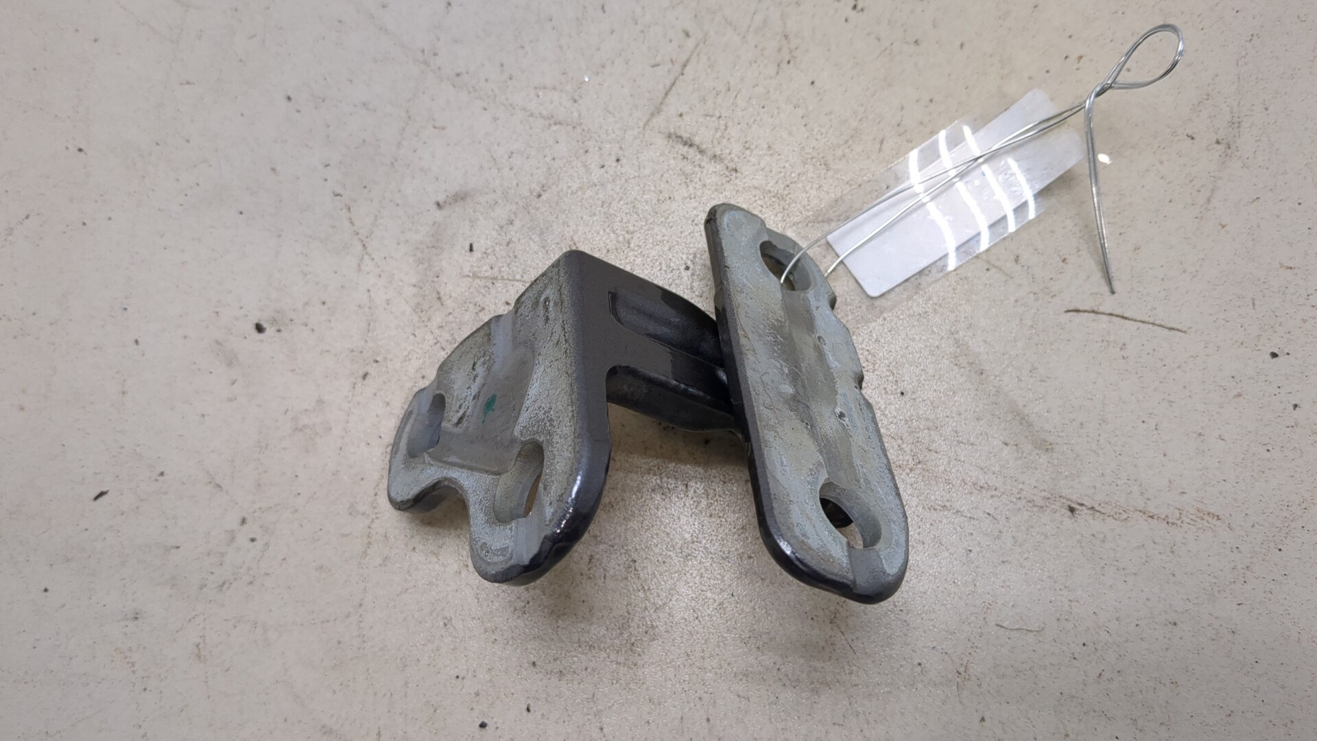 Петля двери