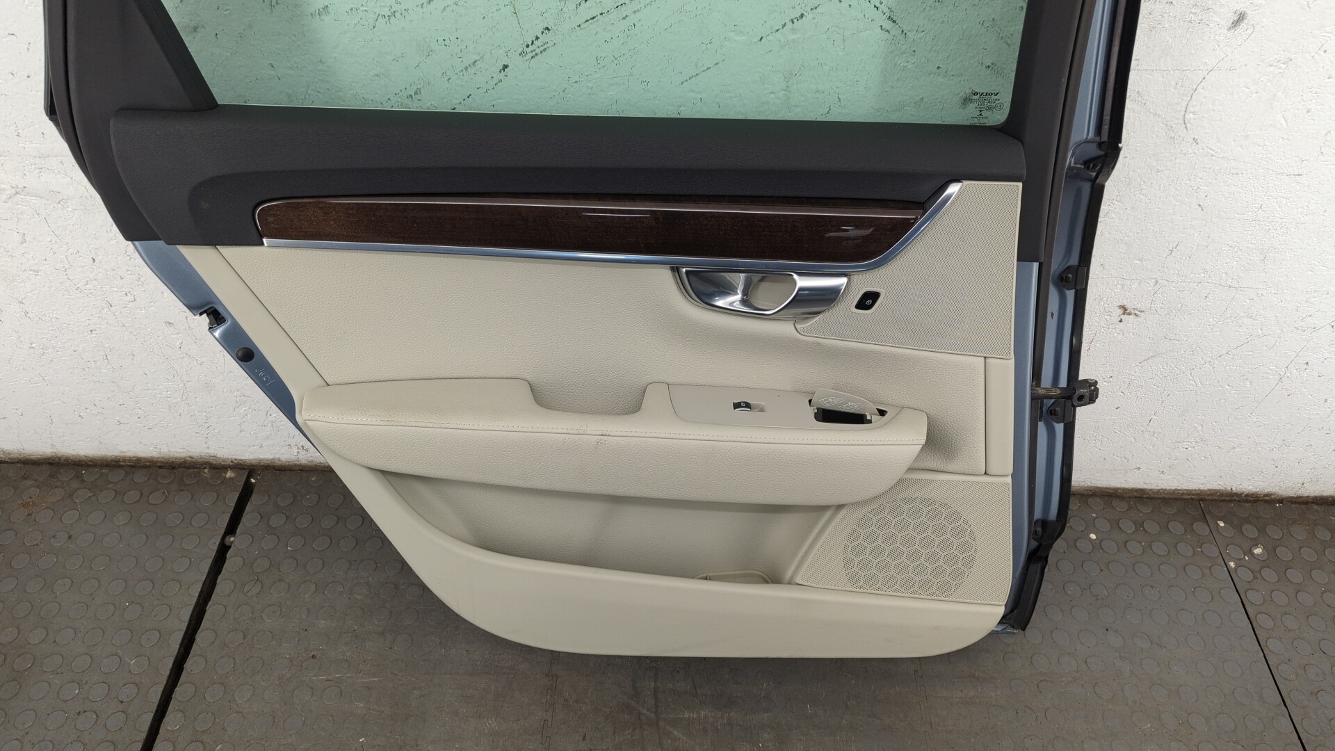 Дверь задняя левая