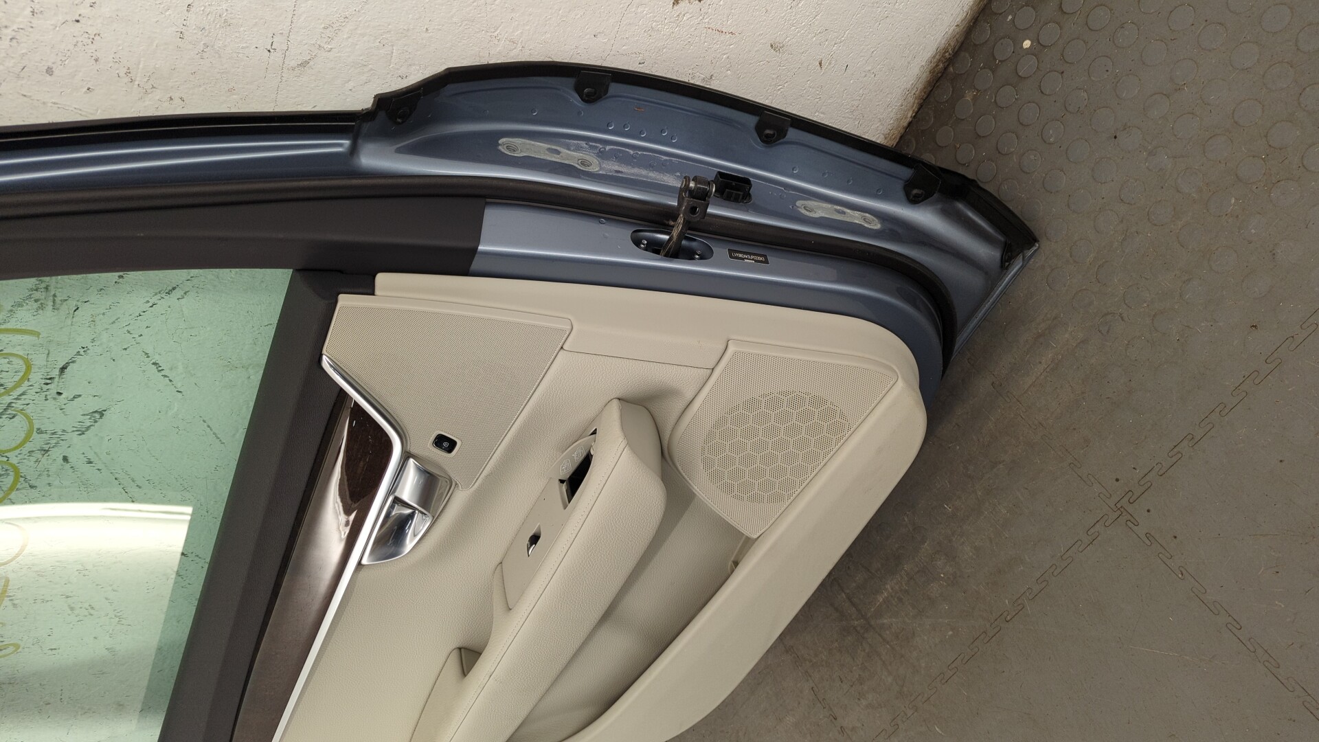 Дверь задняя левая