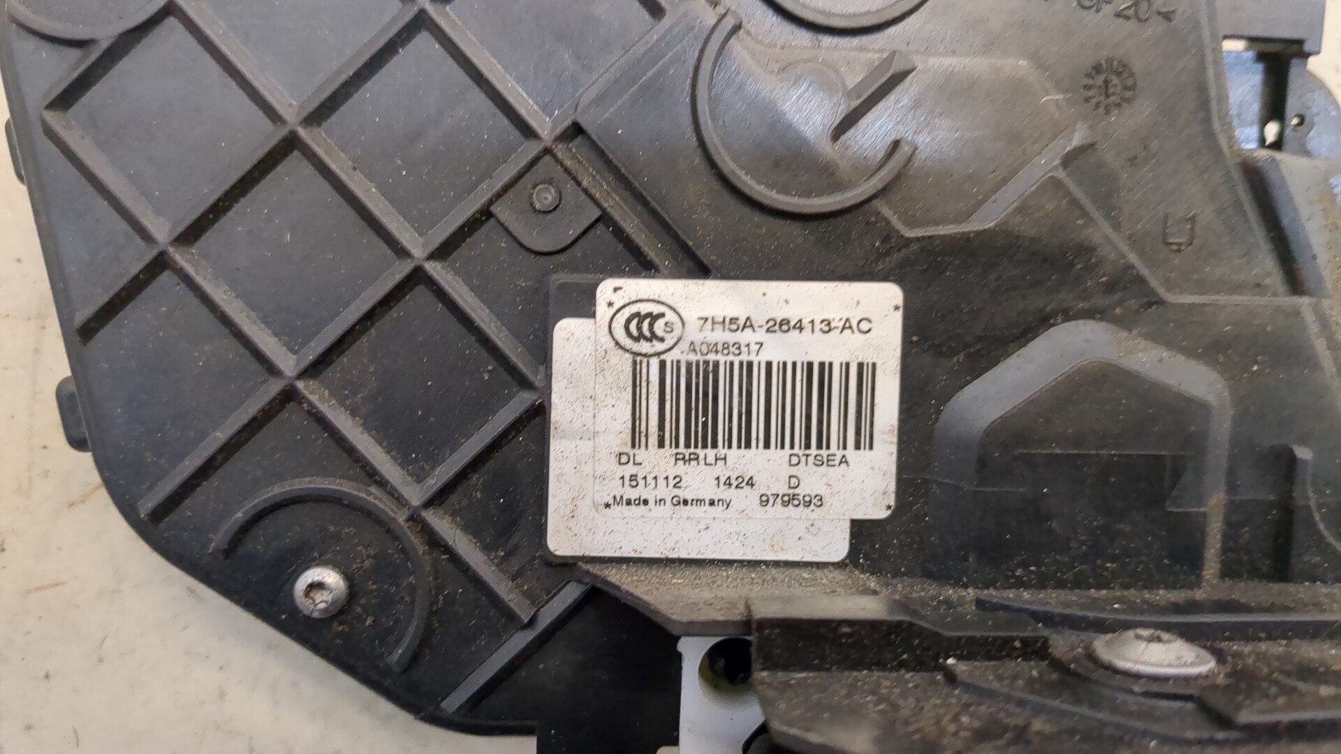 Замок двери передней левой