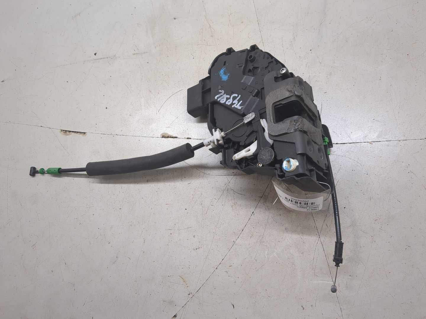 Замок двери передней левой