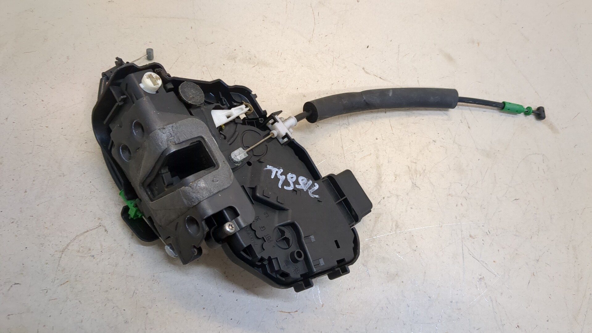 Замок двери передней левой