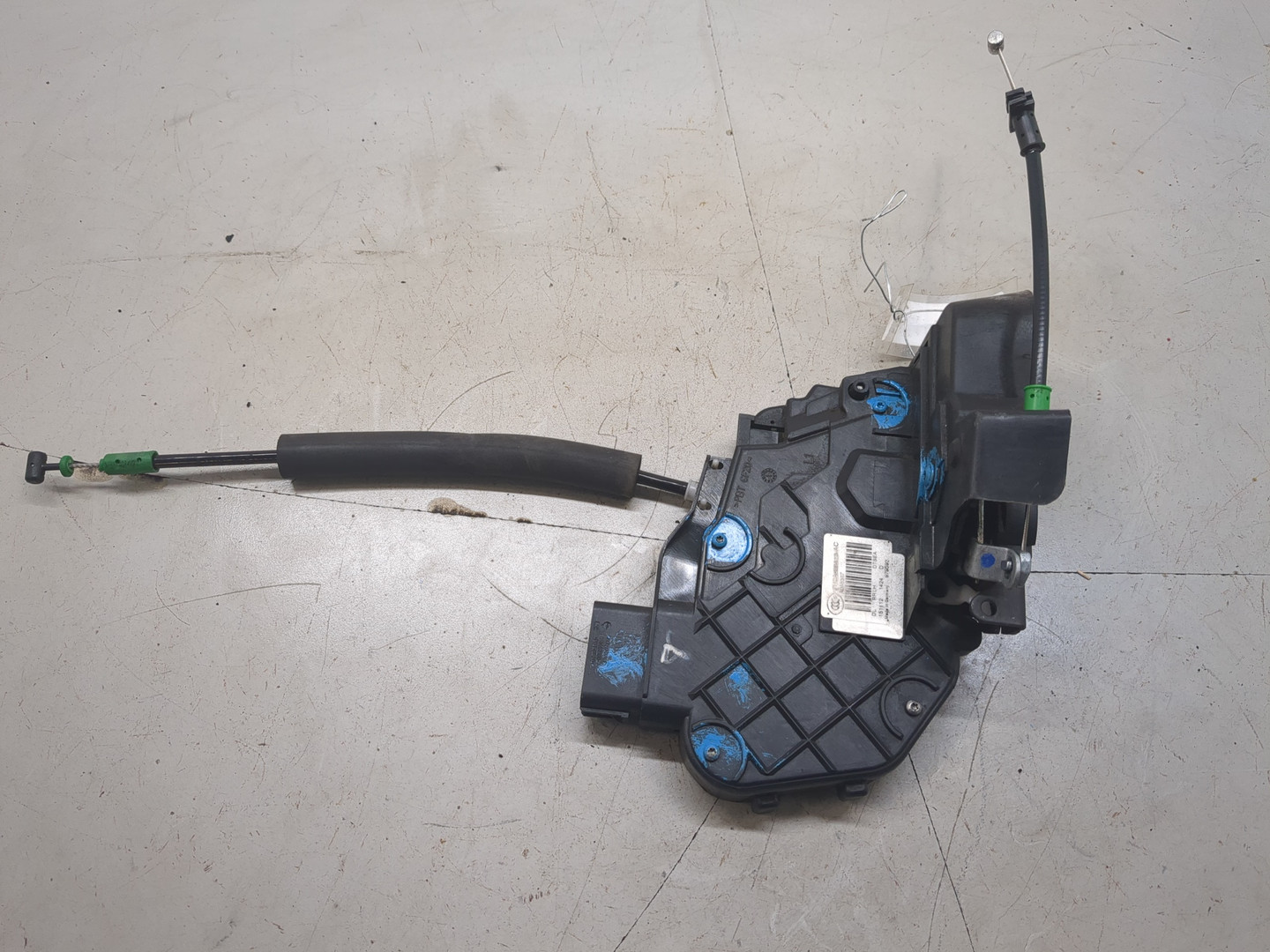 Замок двери передней левой