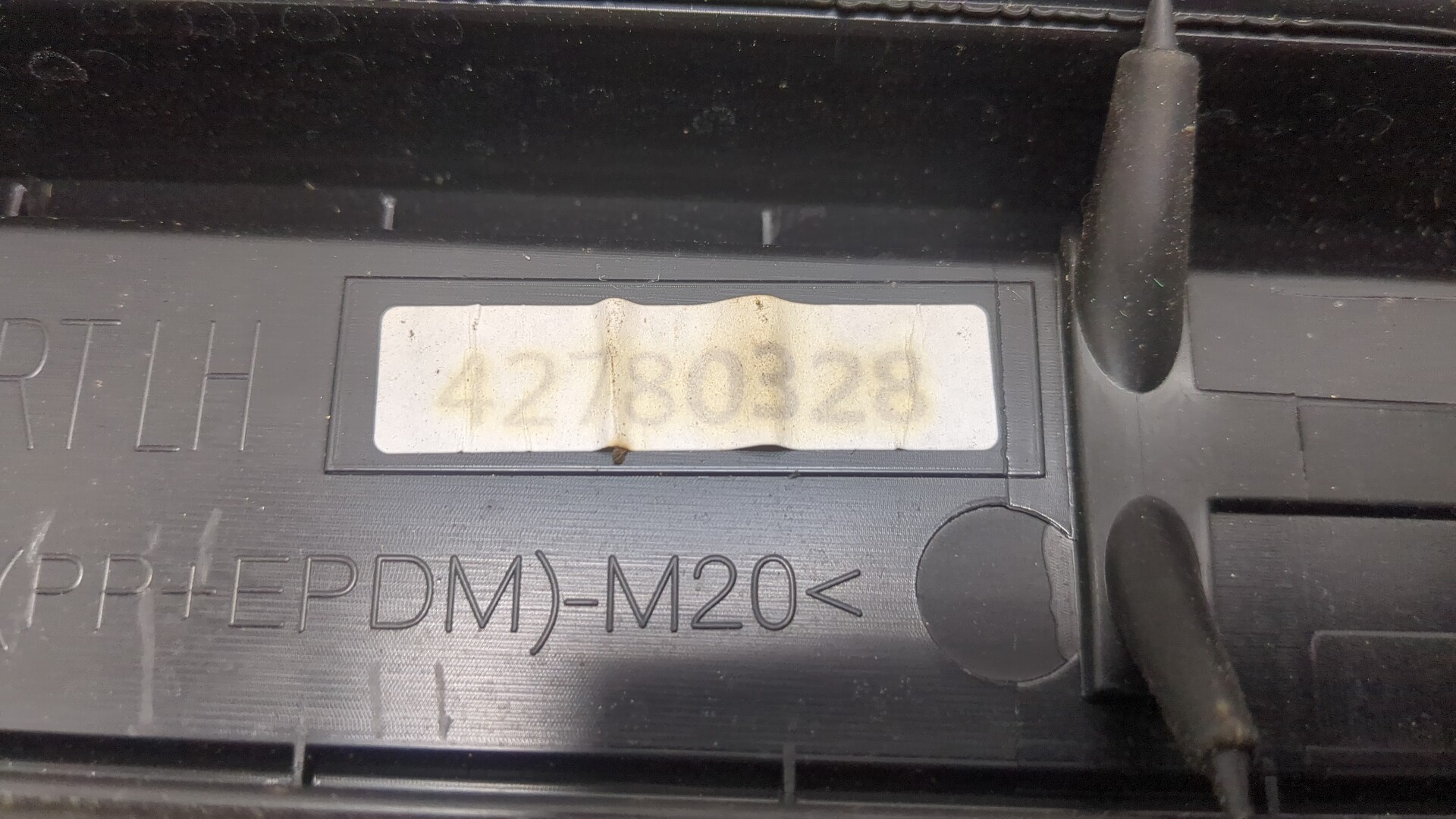 Рейлинг (релинг) левый (планка на крышу)