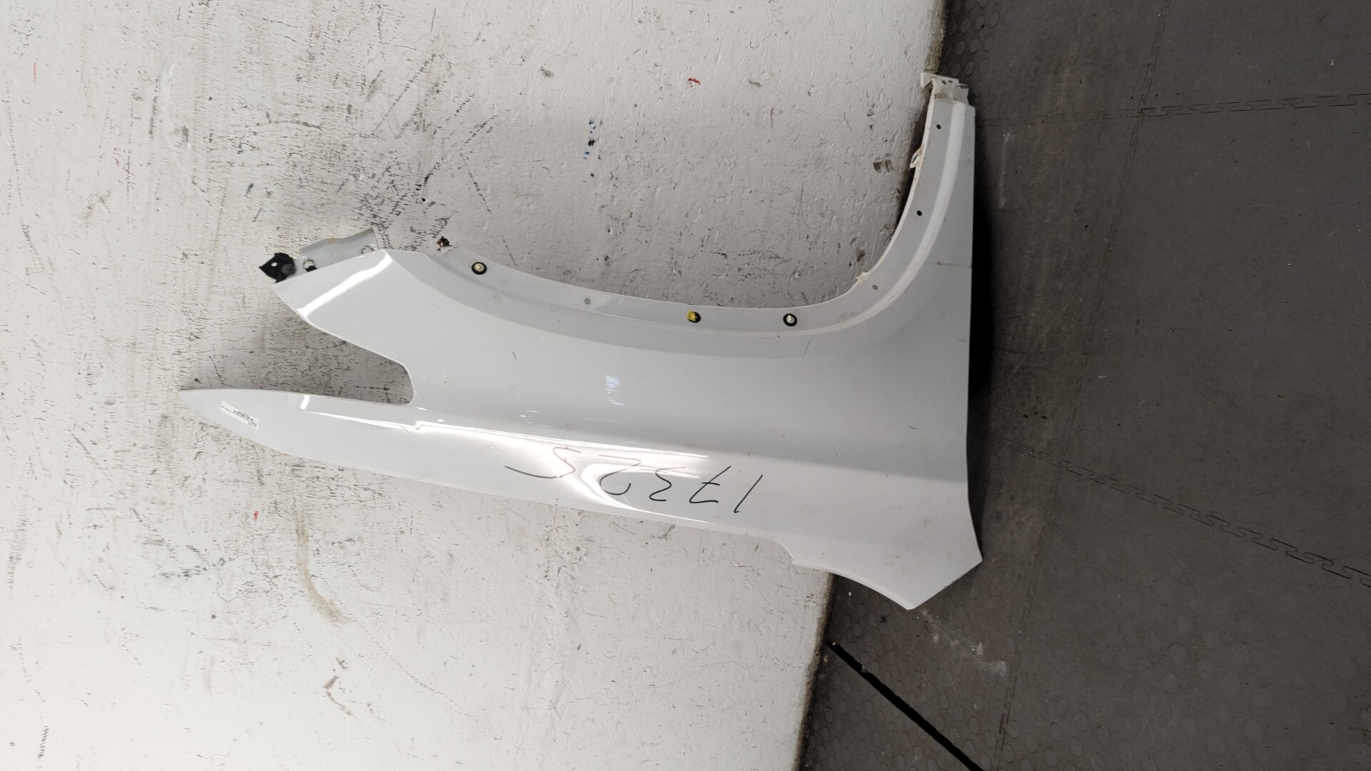 Крыло переднее правое