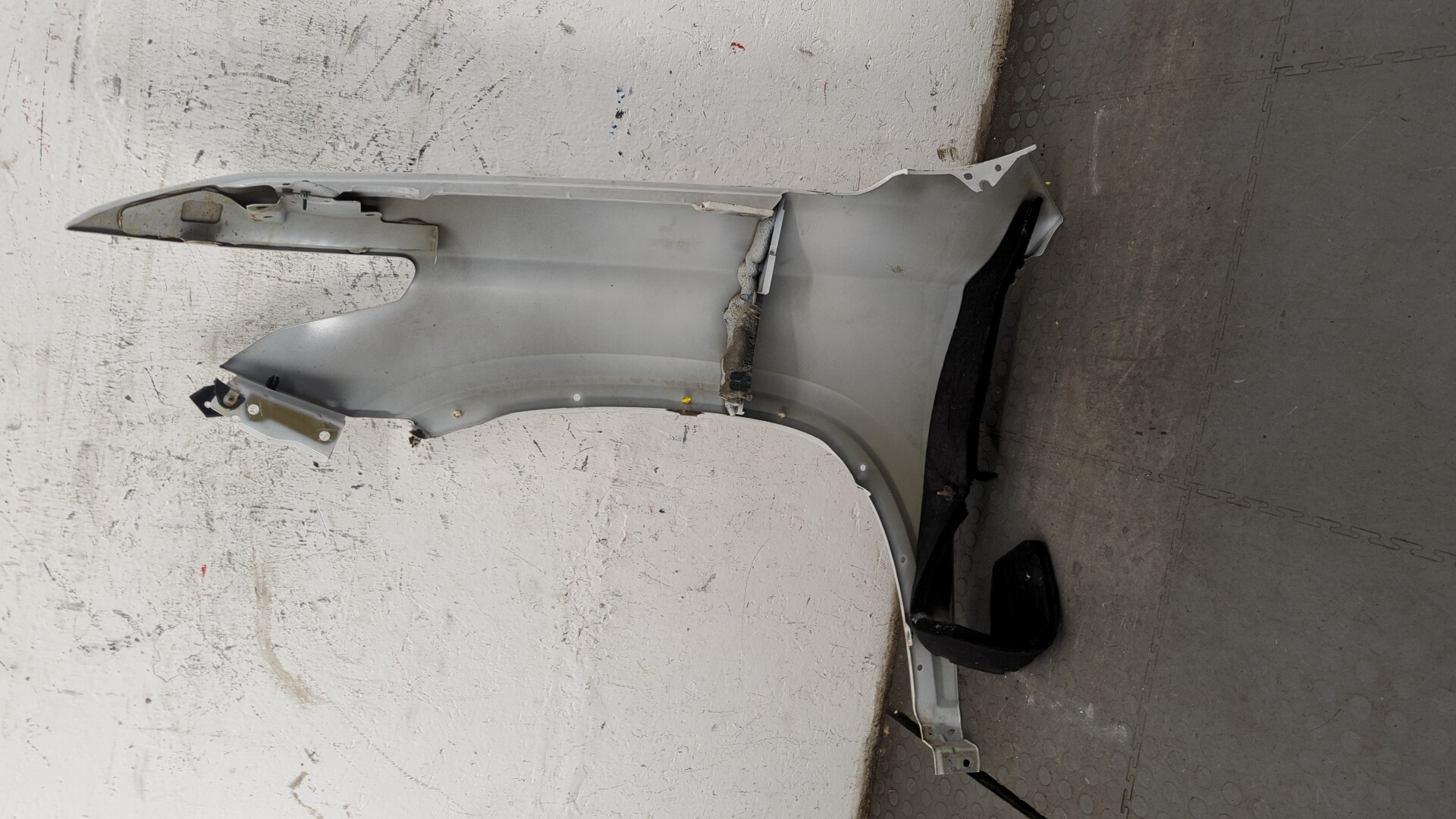 Крыло переднее правое