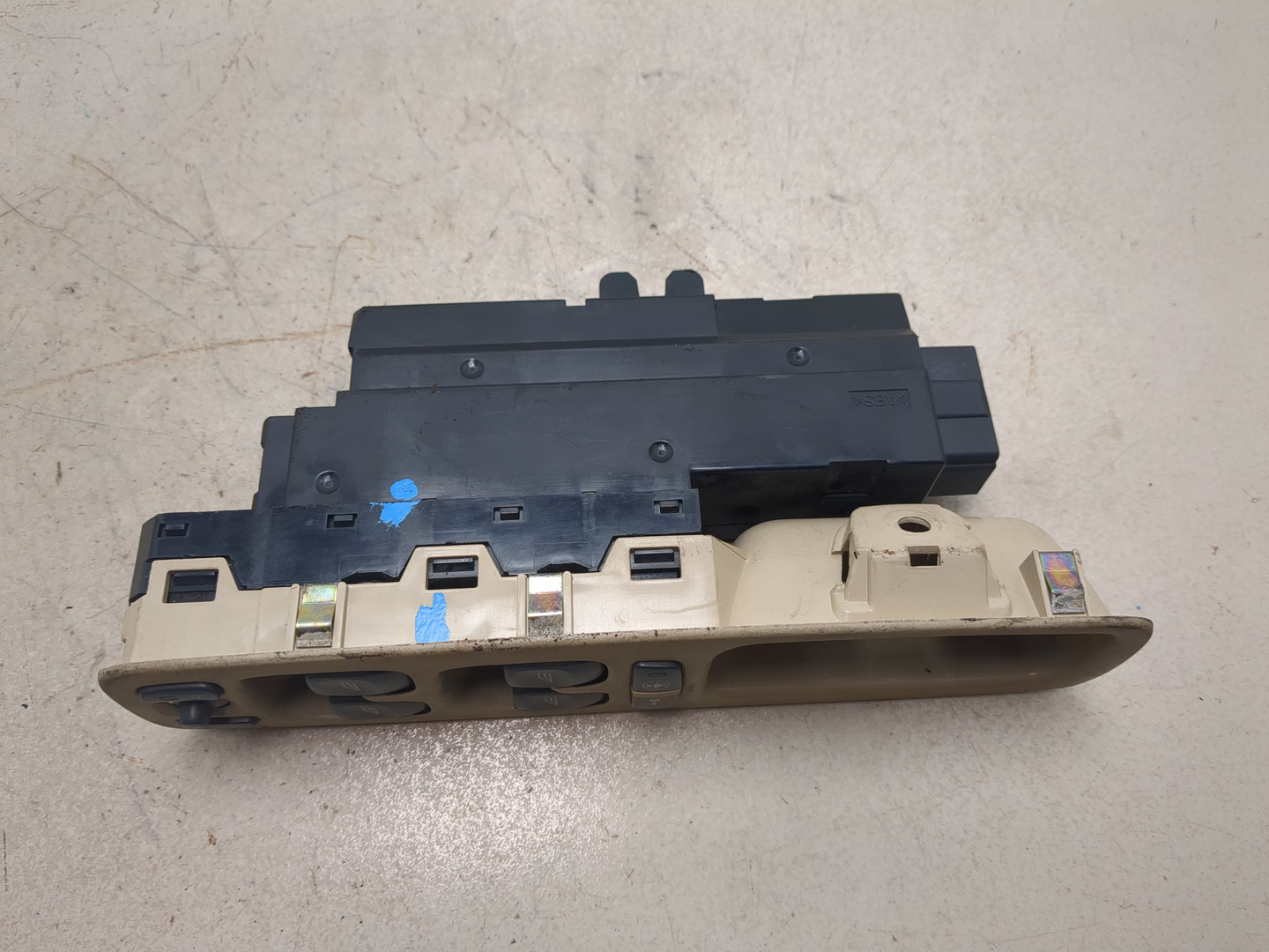 Кнопка стеклоподъемника