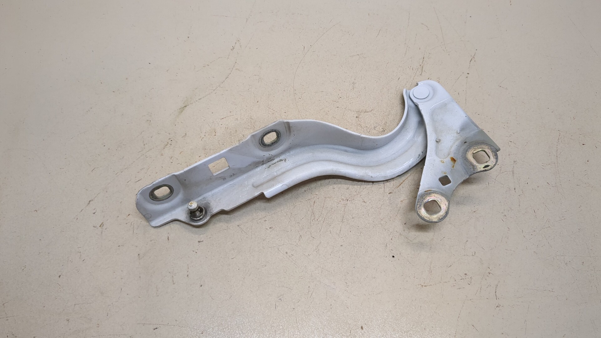 Петля капота правая