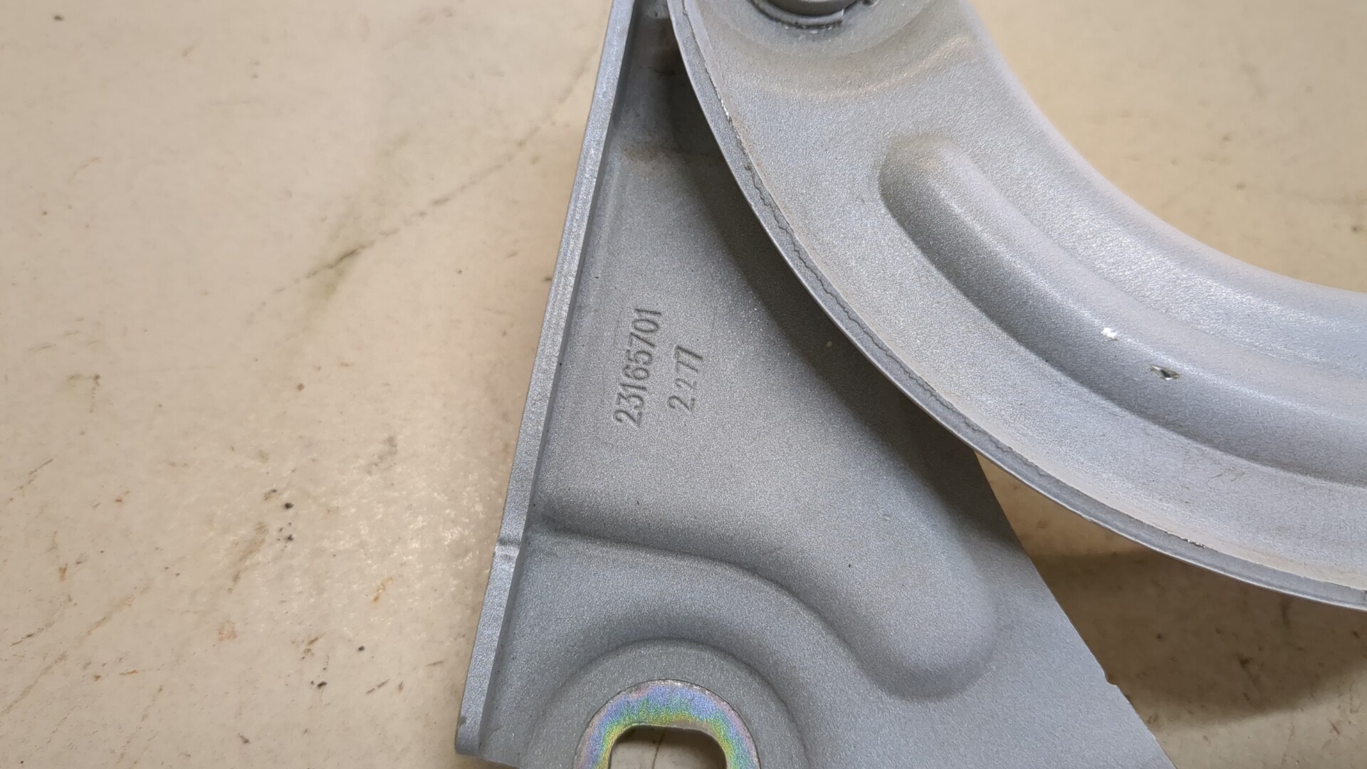 Петля капота правая