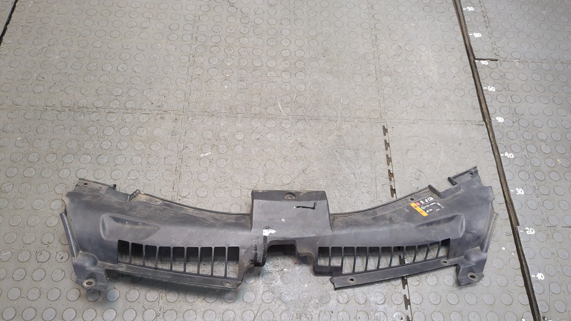 Кожух замка капота