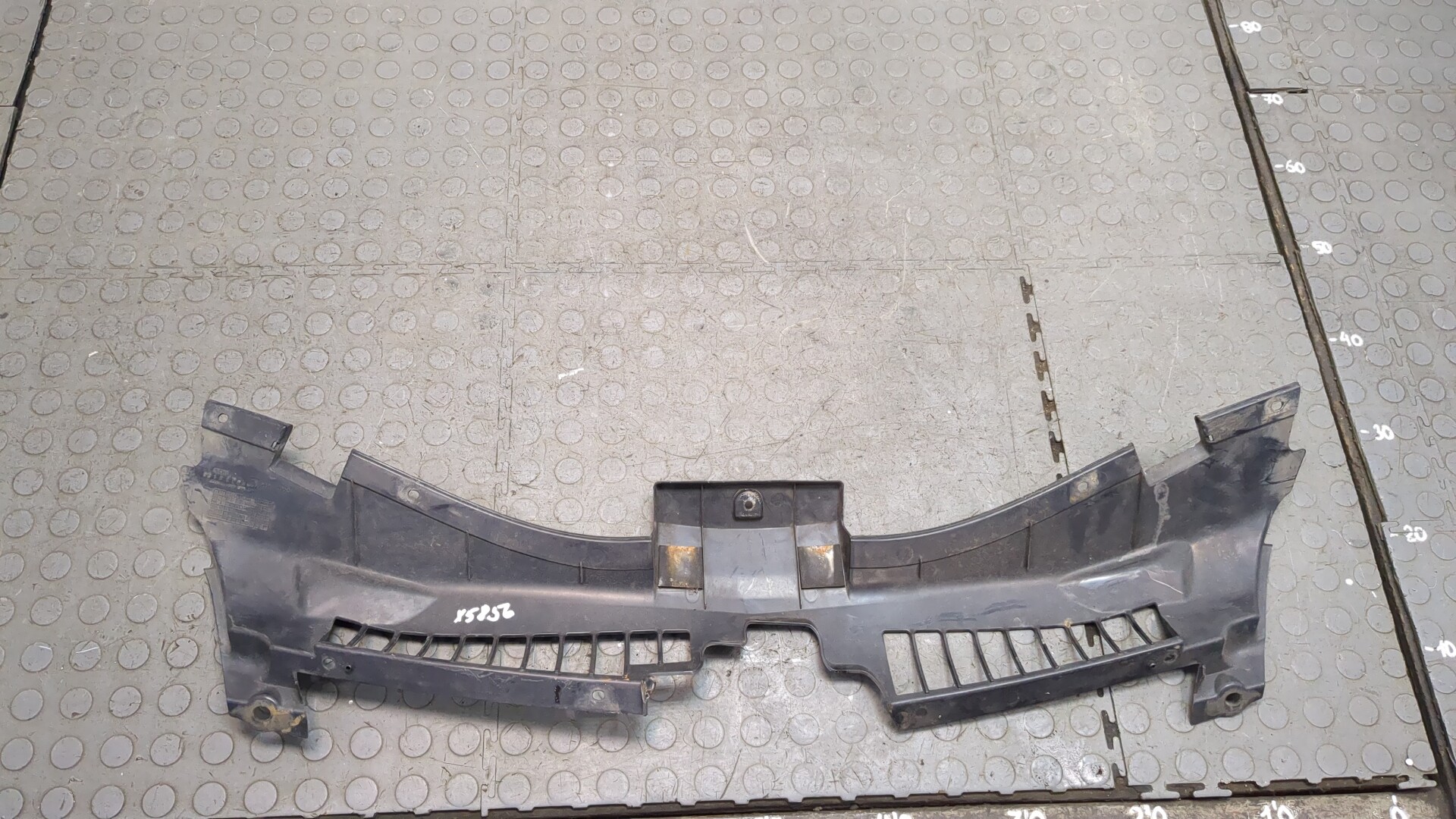 Кожух замка капота