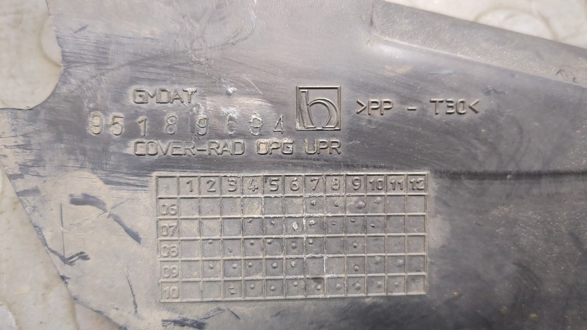 Кожух замка капота