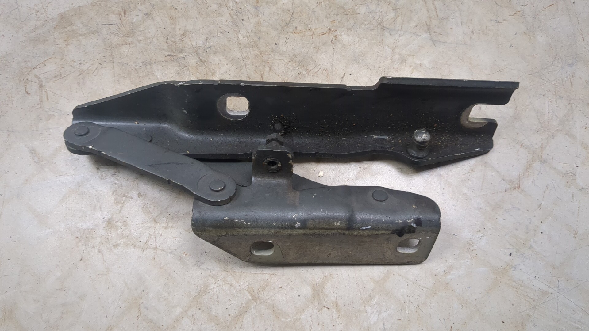 Петля капота левая