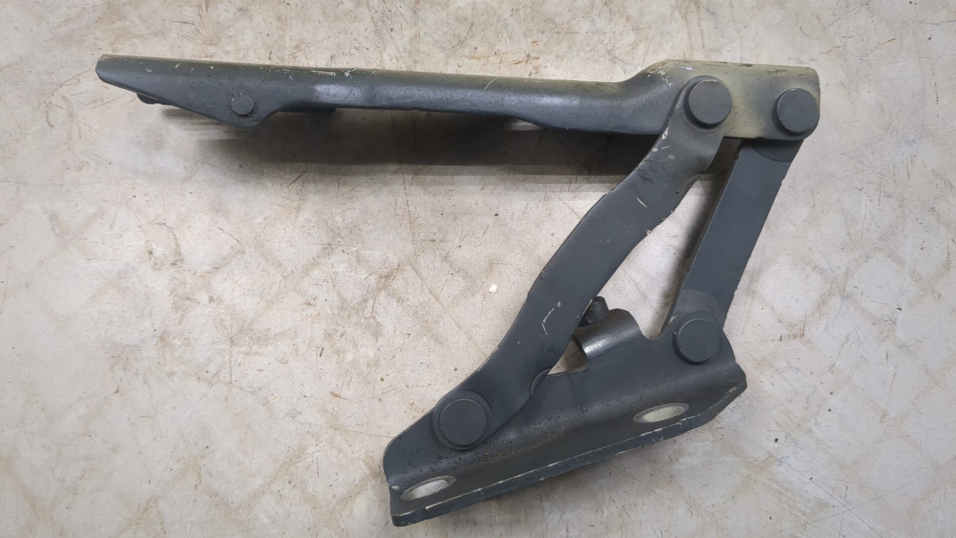 Петля капота левая