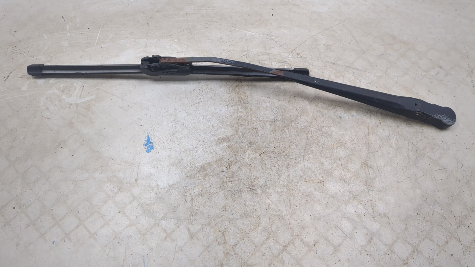 Поводок стеклоочистителя передний левый