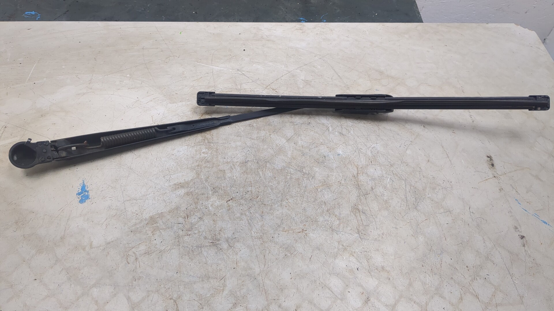 Поводок стеклоочистителя передний левый