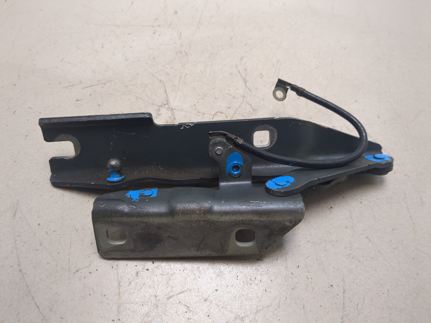 Петля капота правая