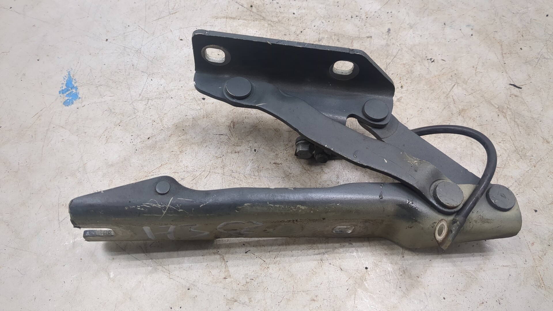 Петля капота правая