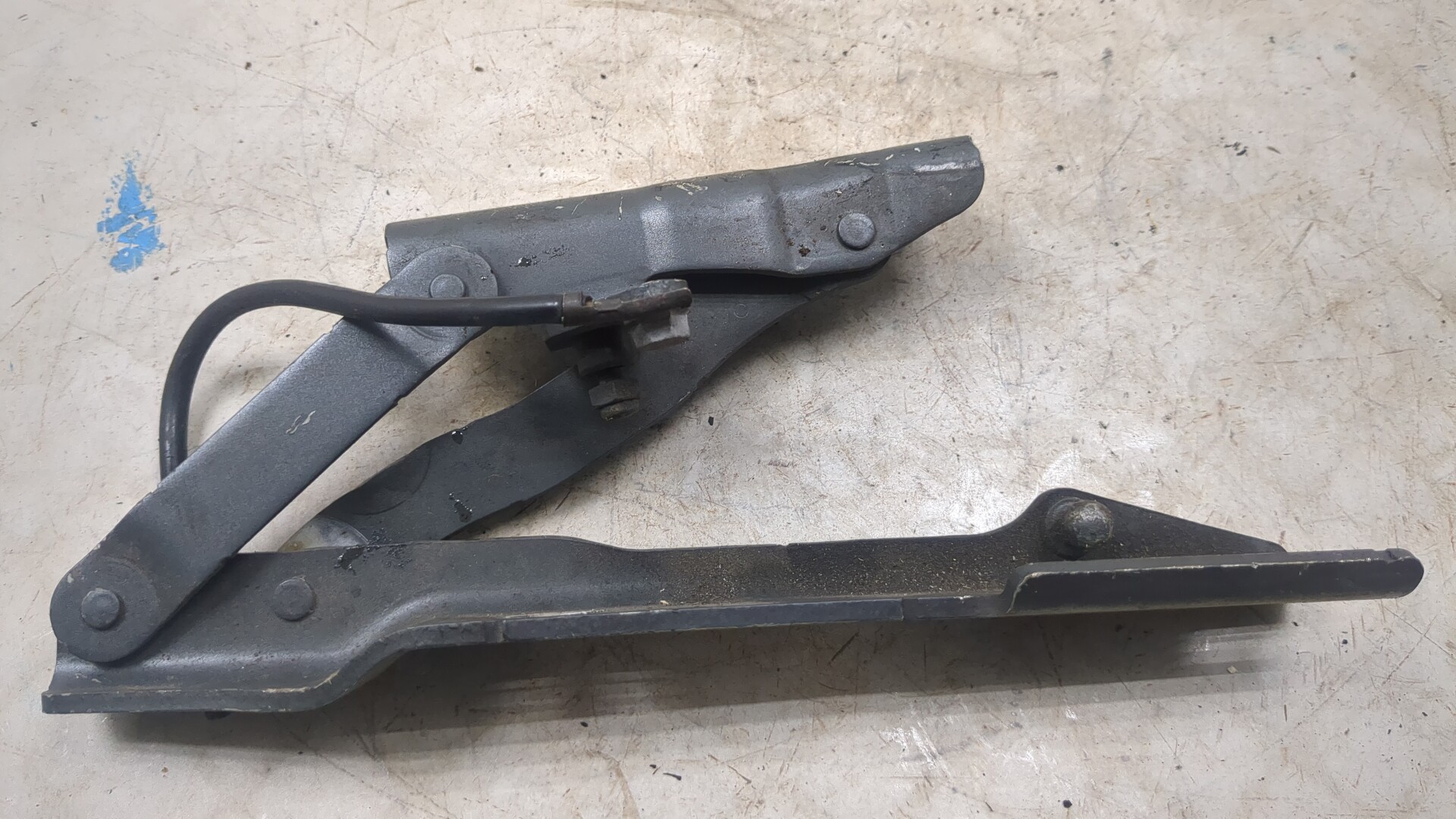 Петля капота правая