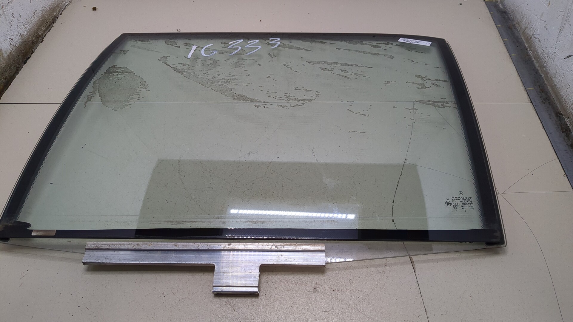 Стекло двери задней левой