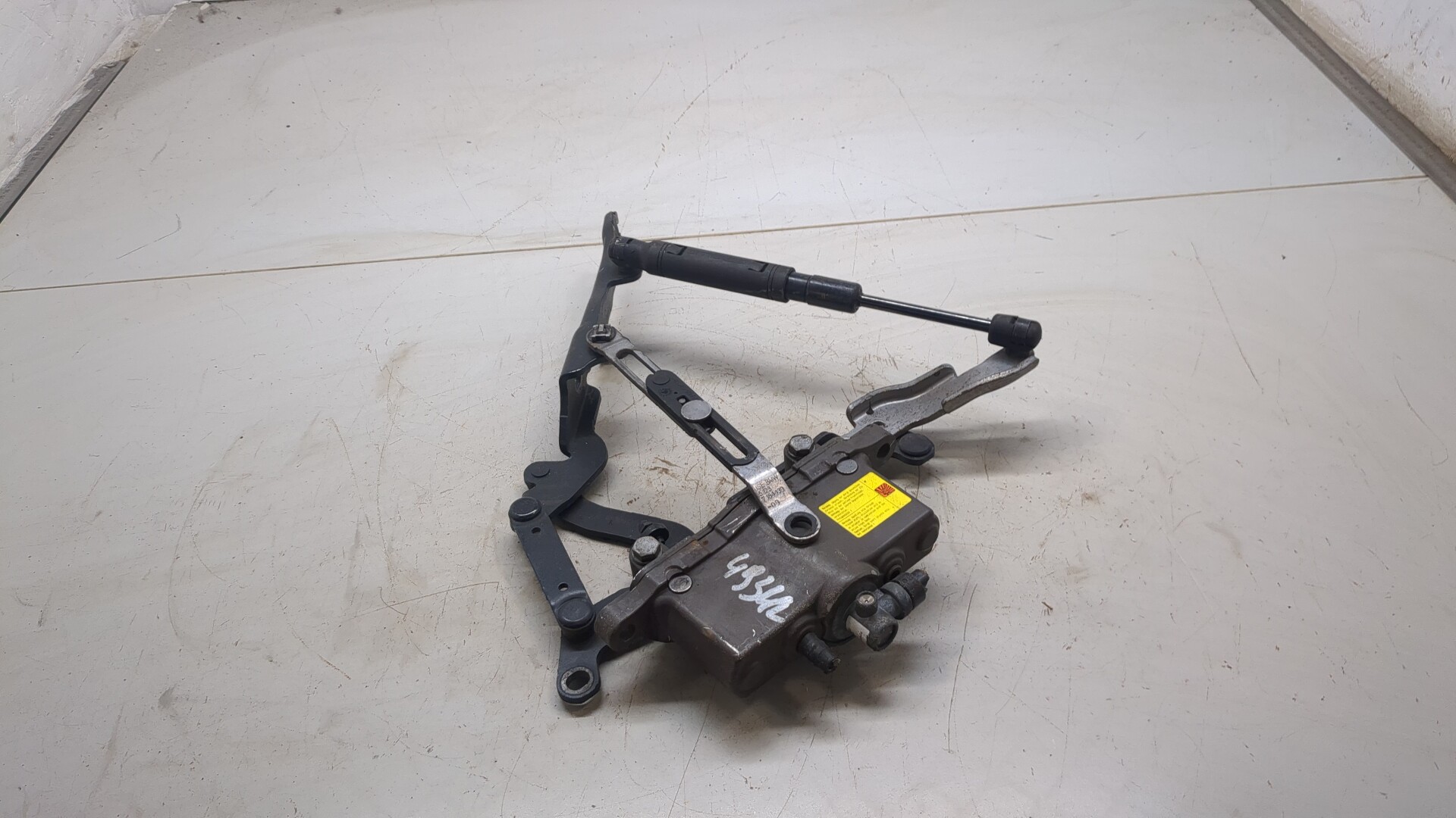 Петля капота левая