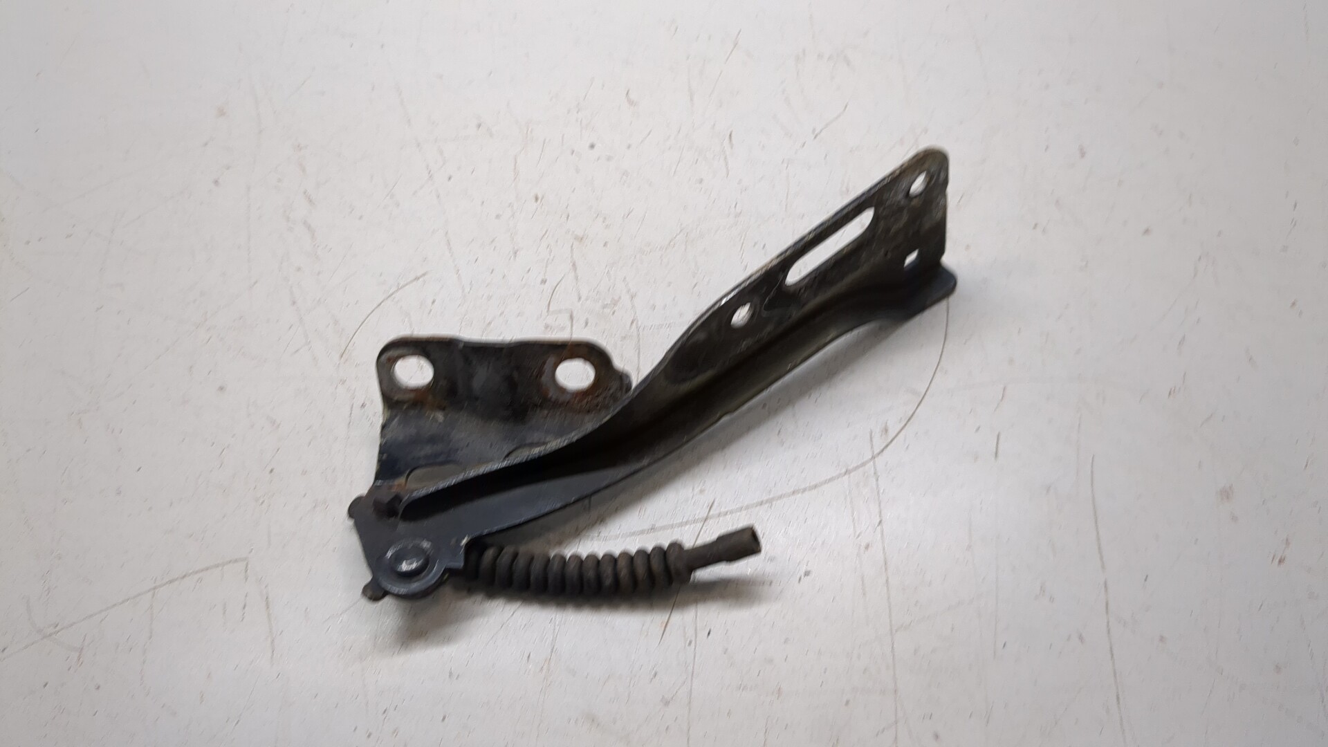 Петля капота правая