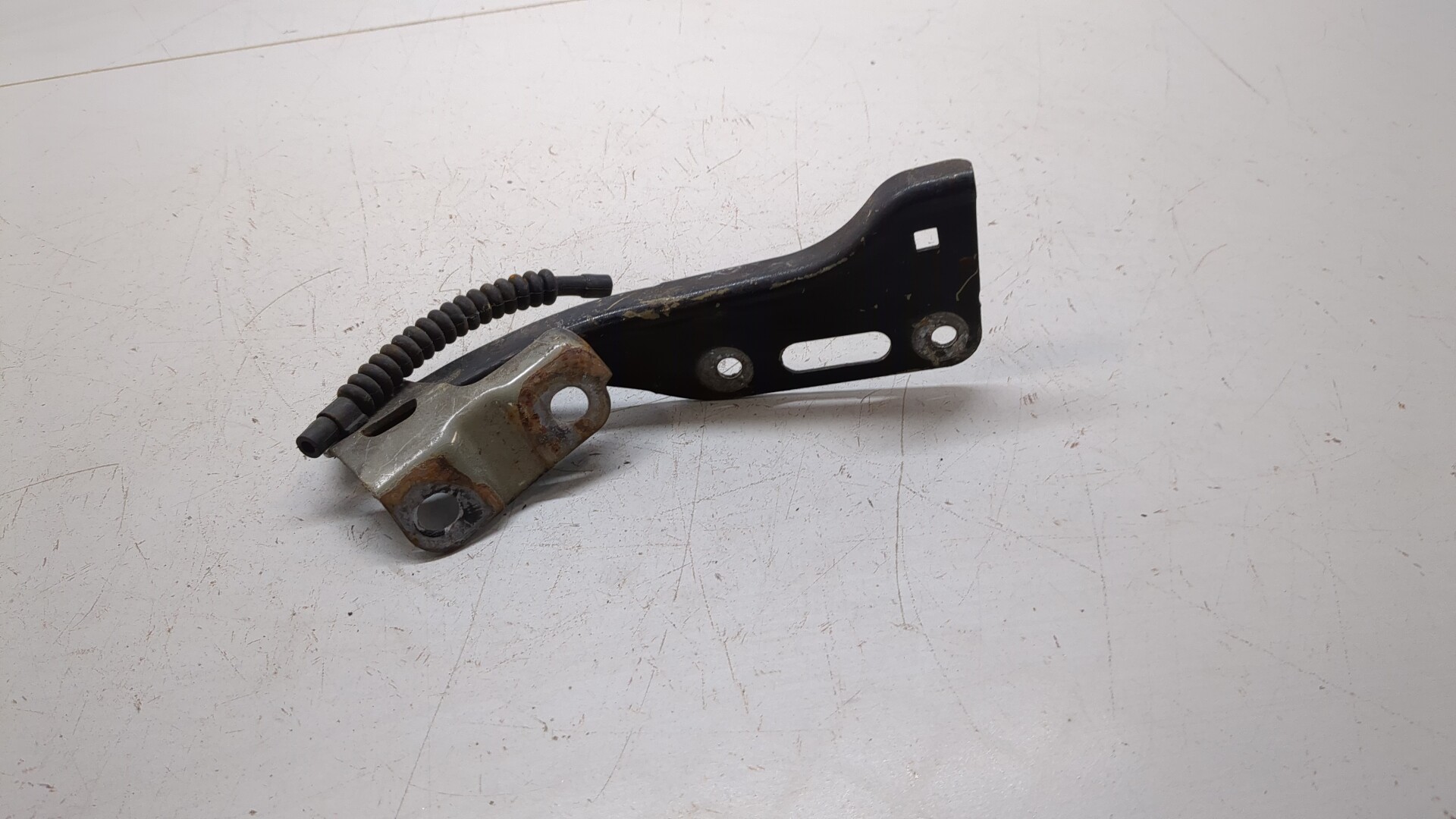 Петля капота правая