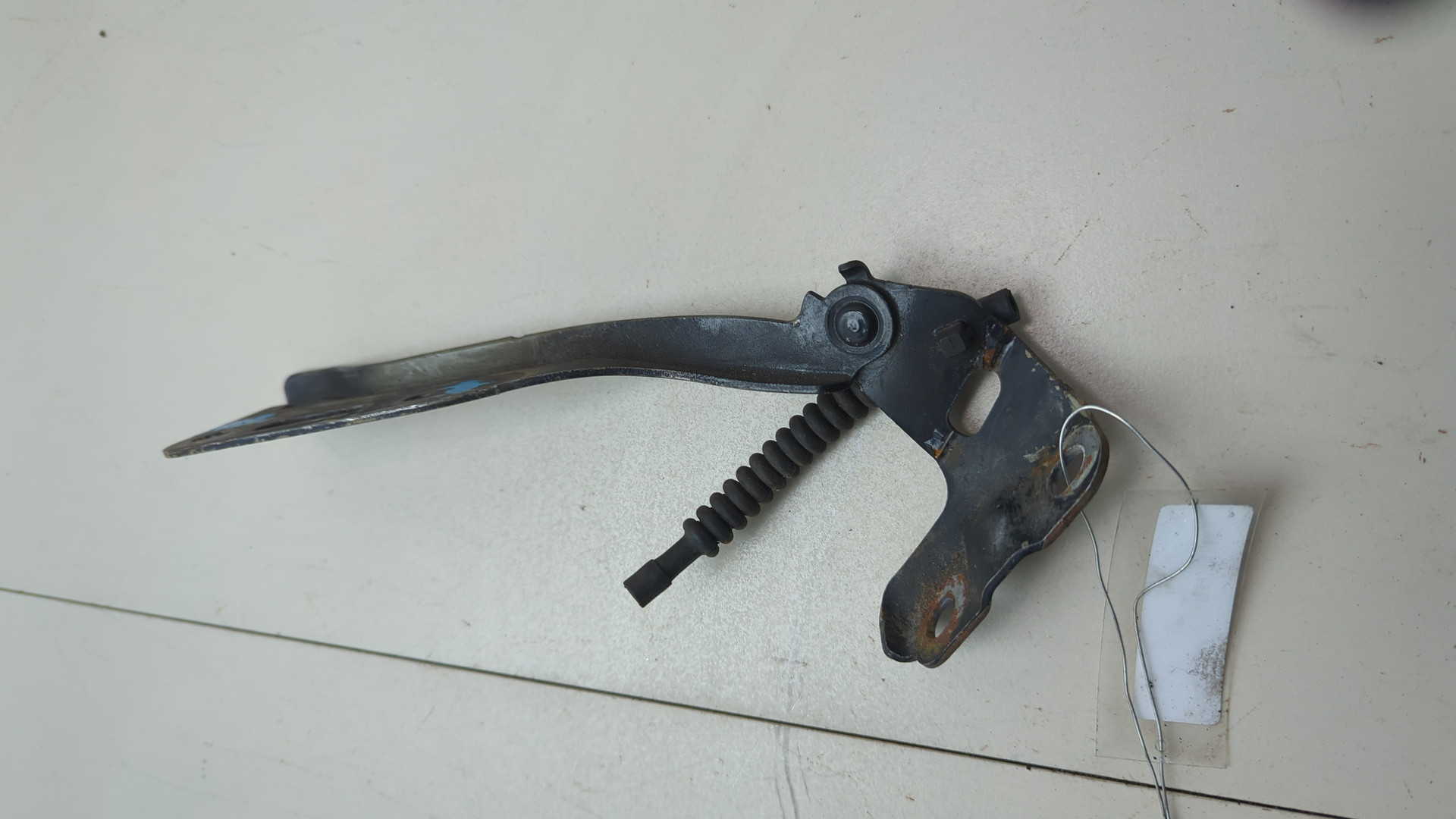 Петля капота правая