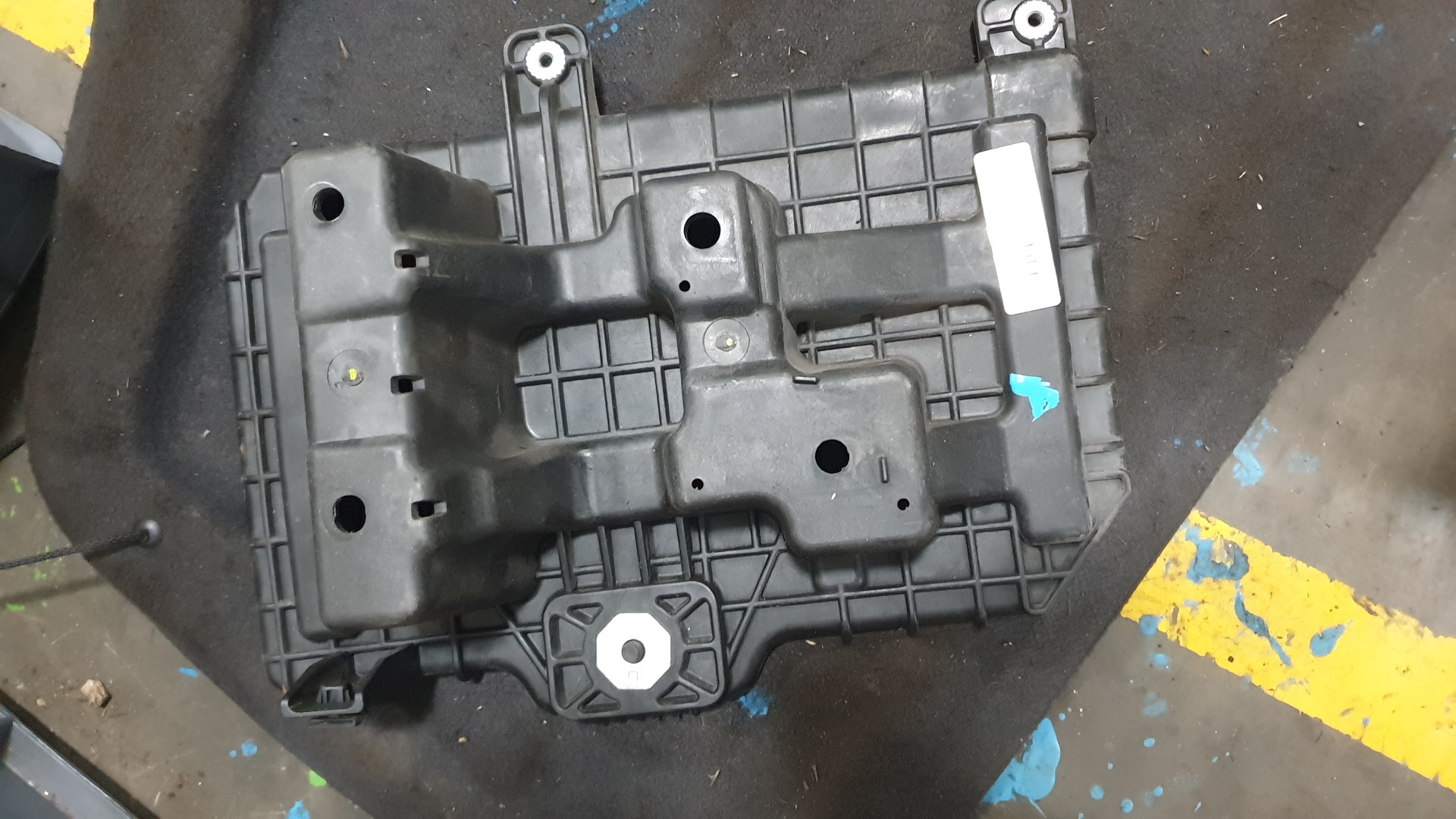 Площадка под аккумулятор (АКБ)