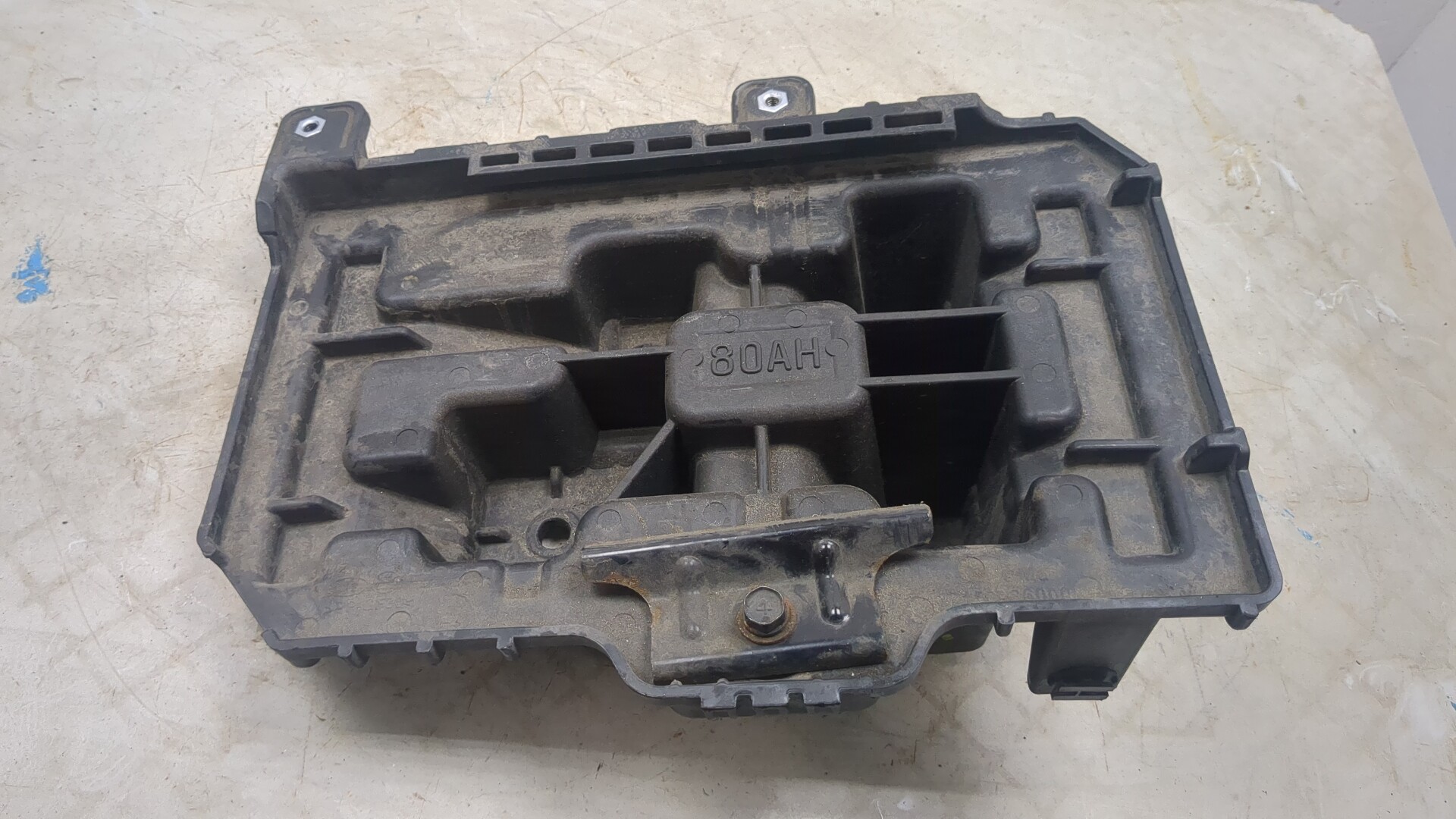 Площадка под аккумулятор (АКБ)