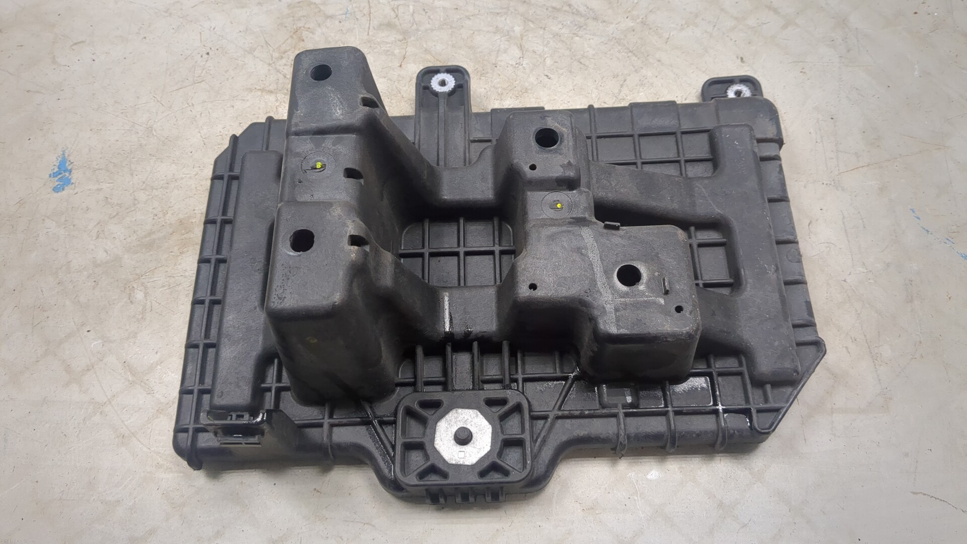 Площадка под аккумулятор (АКБ)