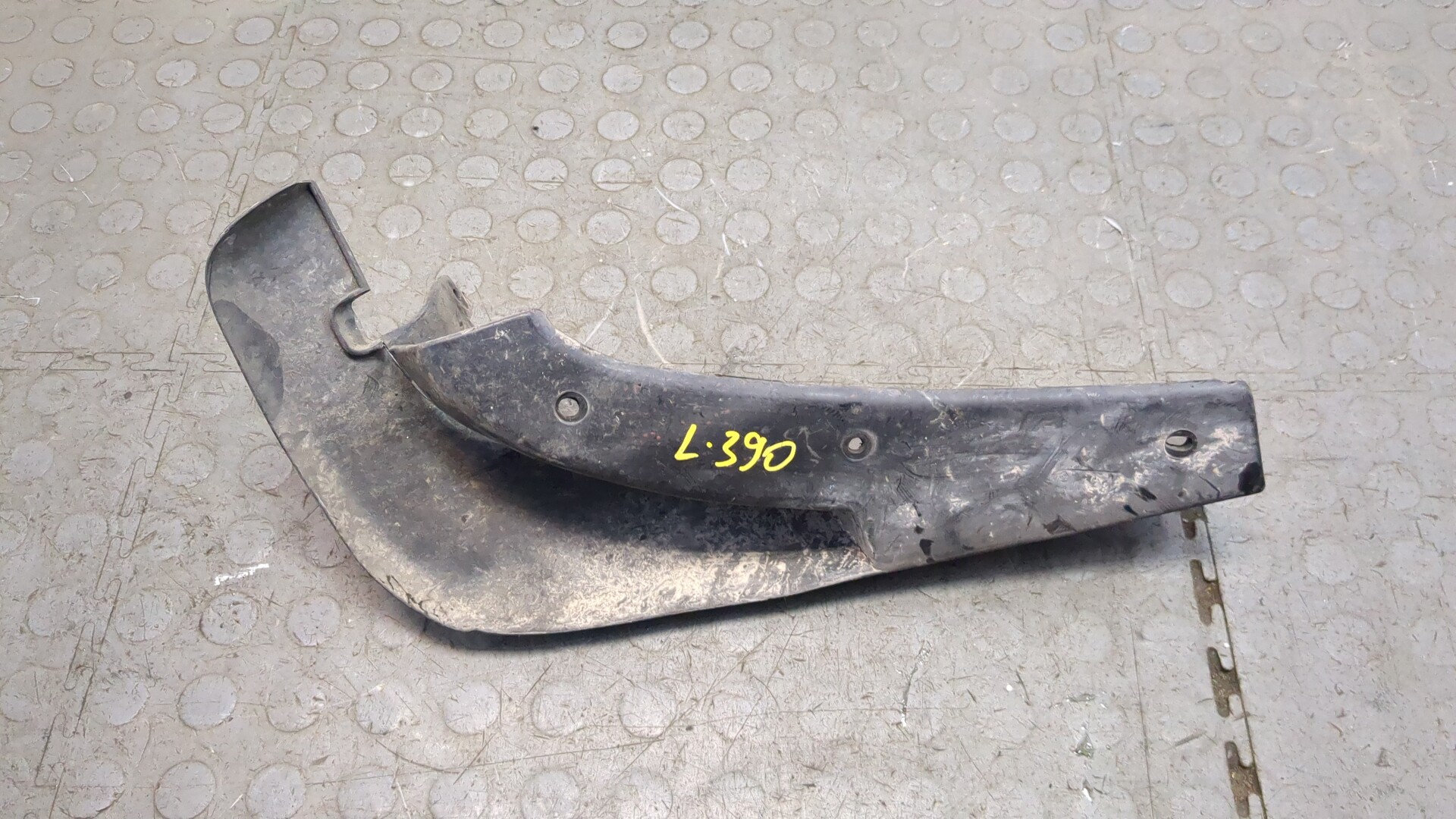 Брызговик передний правый