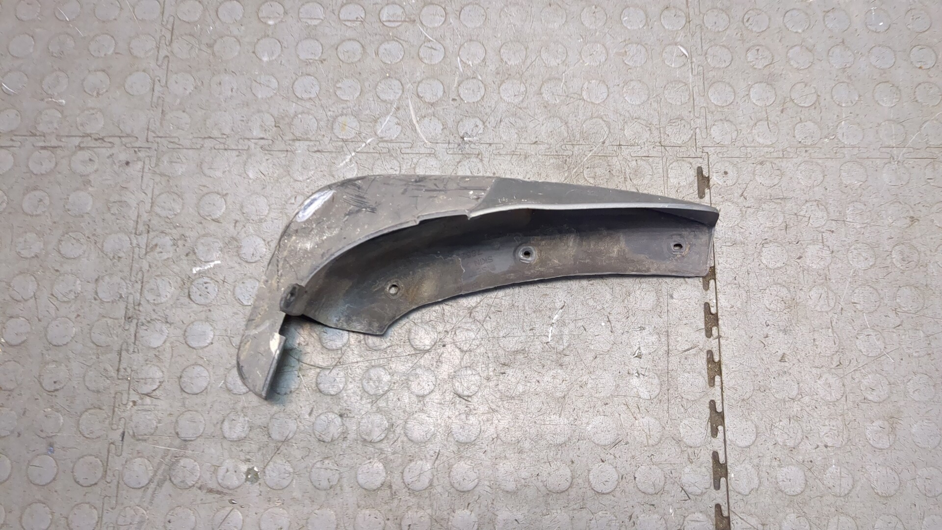 Брызговик передний правый