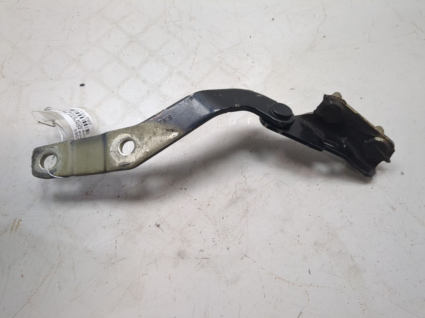 Петля крышки багажника