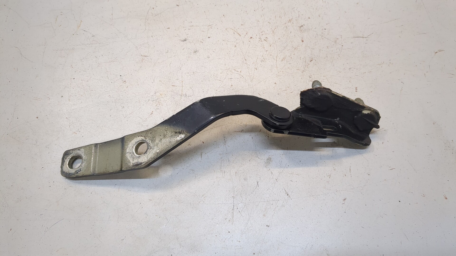 Петля крышки багажника