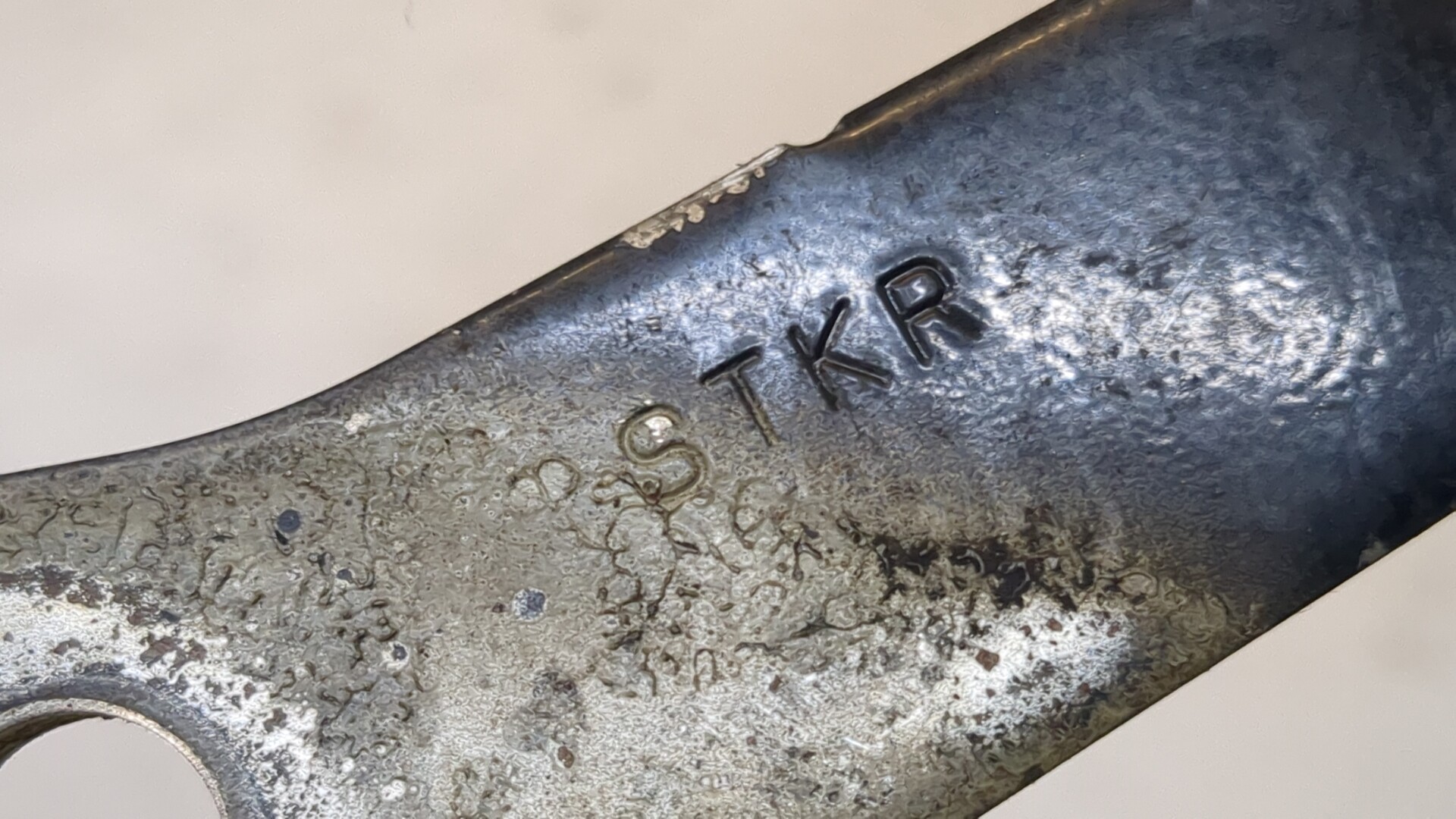 Петля крышки багажника