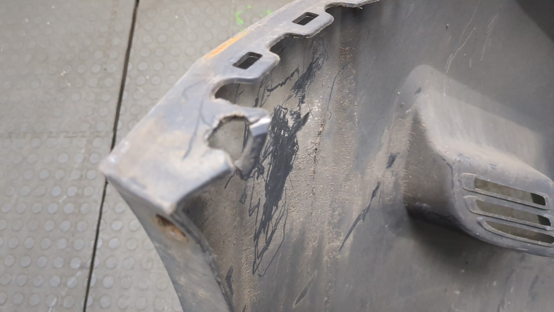 Накладка переднего бампера левая