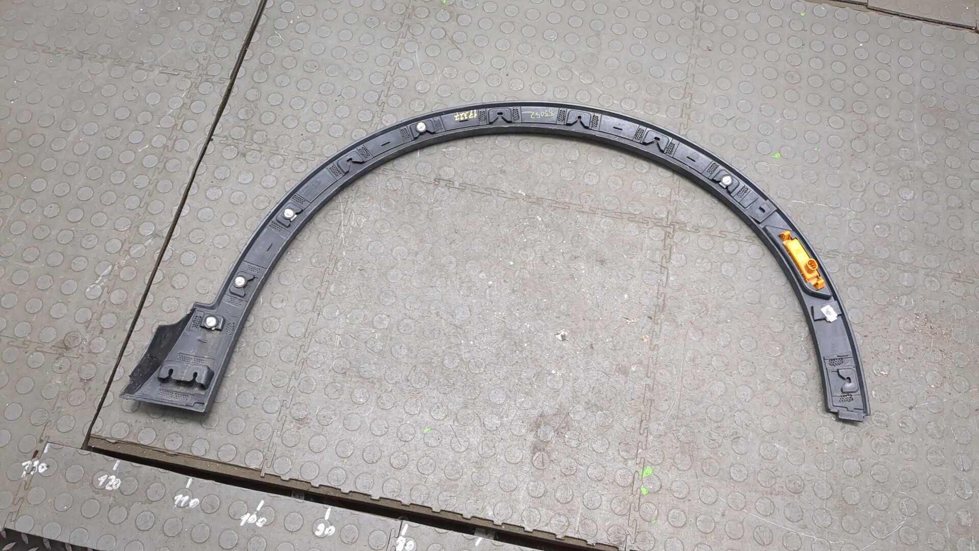 Накладка переднего крыла левого