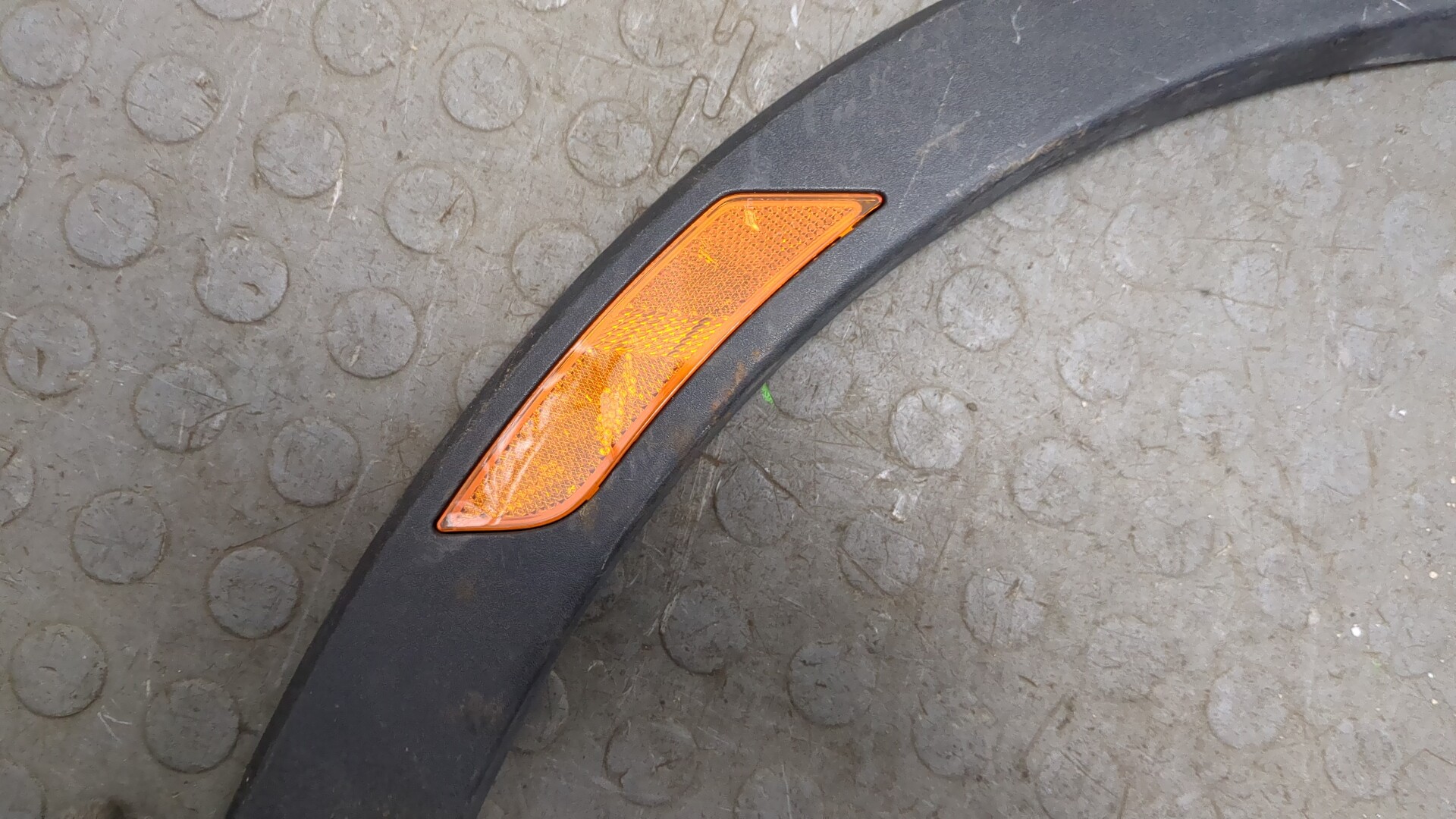 Накладка переднего крыла левого