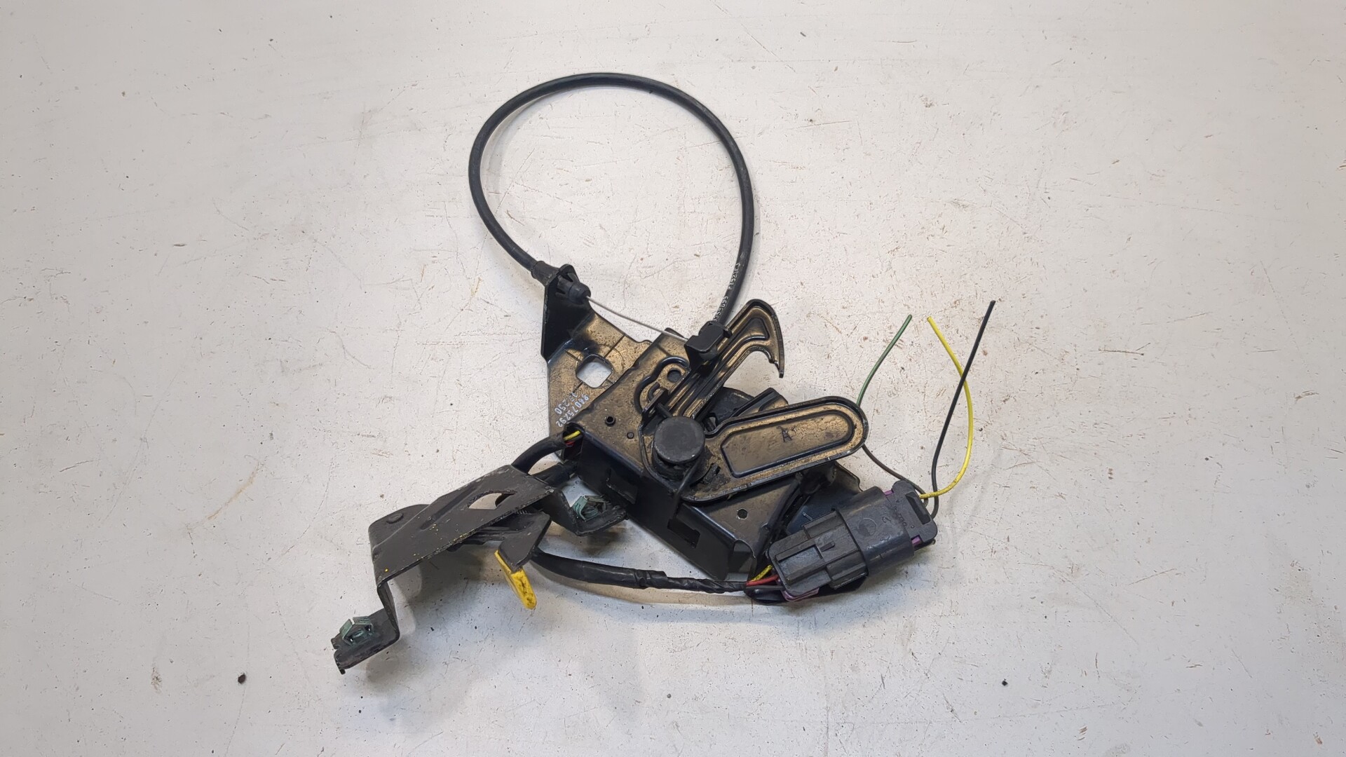 Замок капота