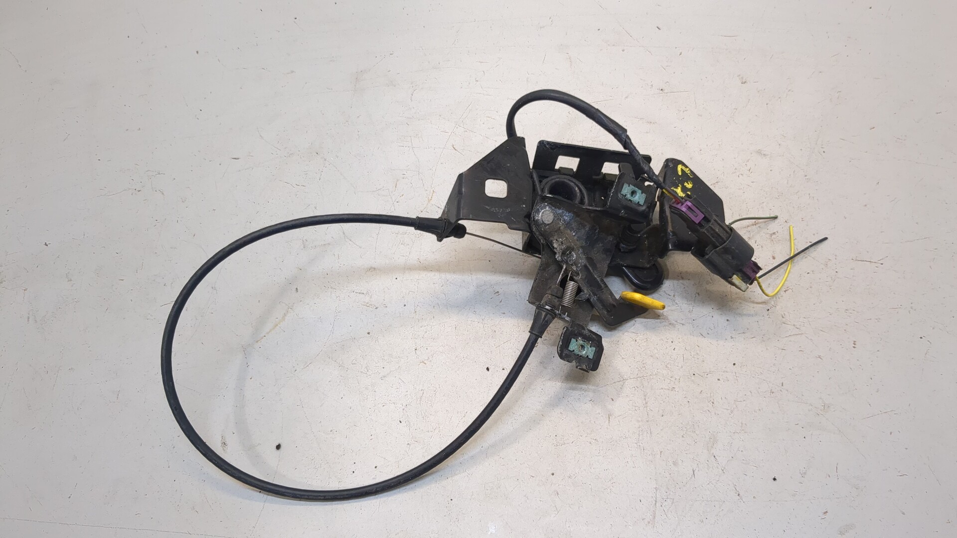 Замок капота