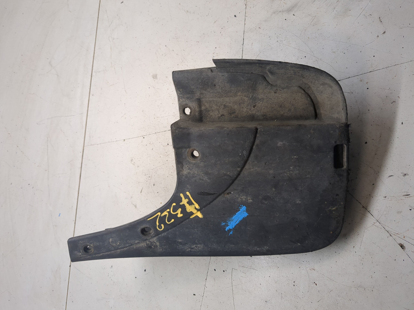 Брызговик передний правый