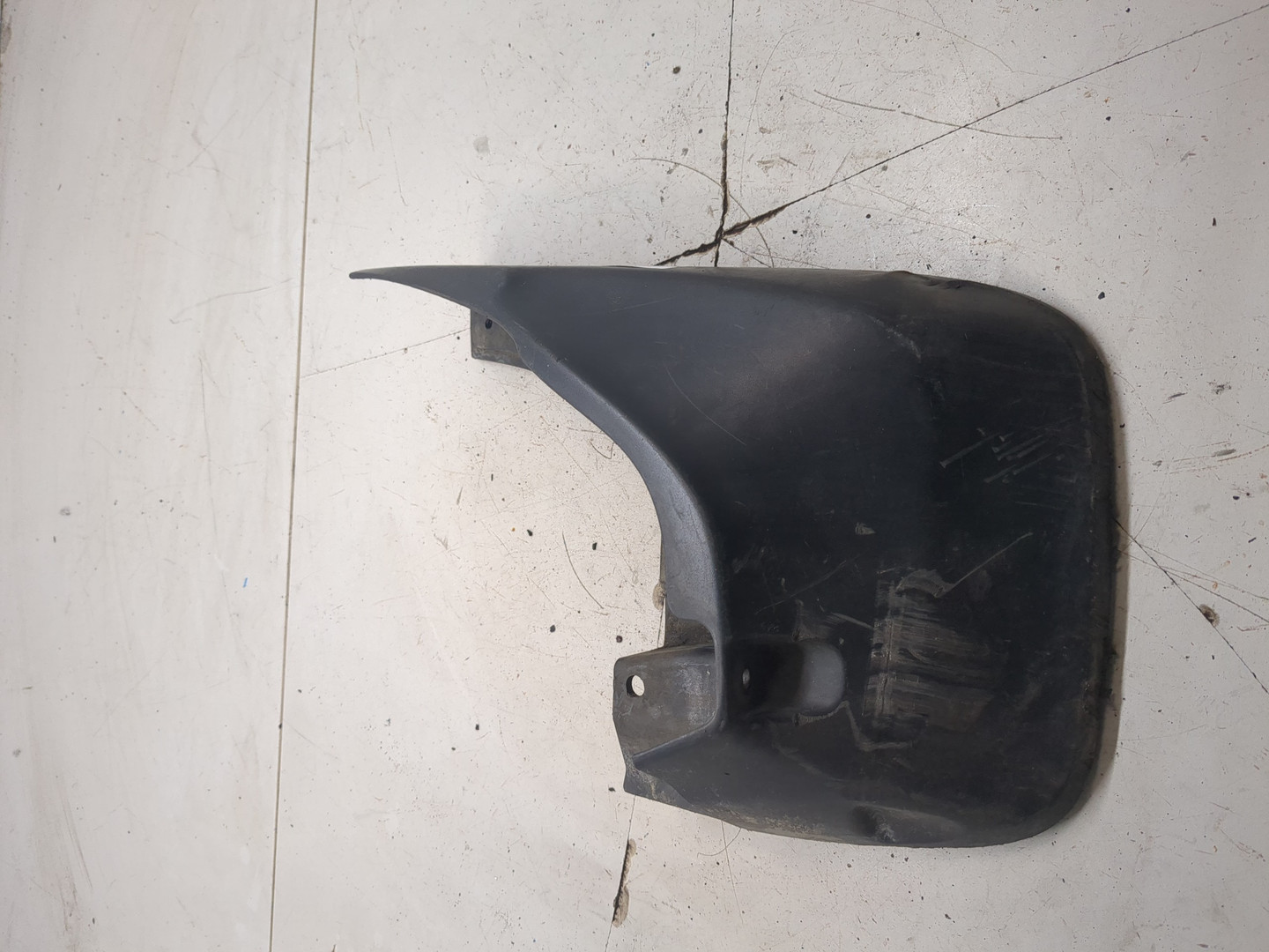 Брызговик передний правый