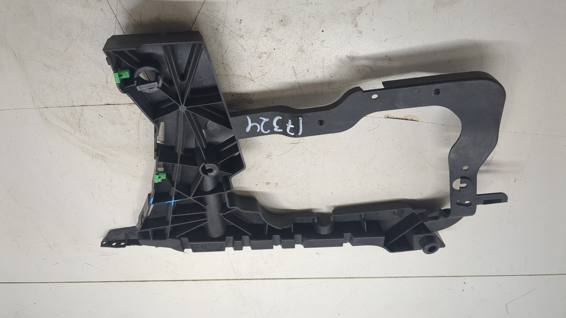 Кронштейн заднего бампера левый