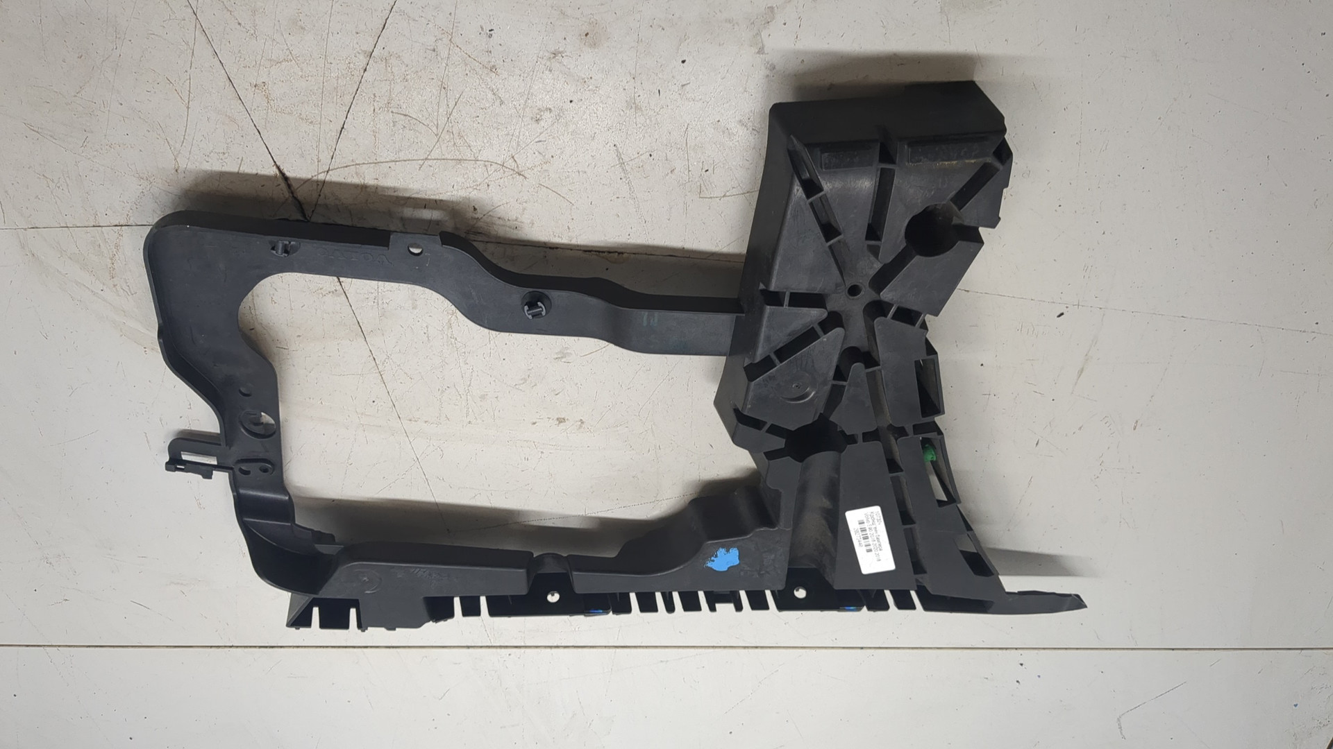 Кронштейн заднего бампера левый